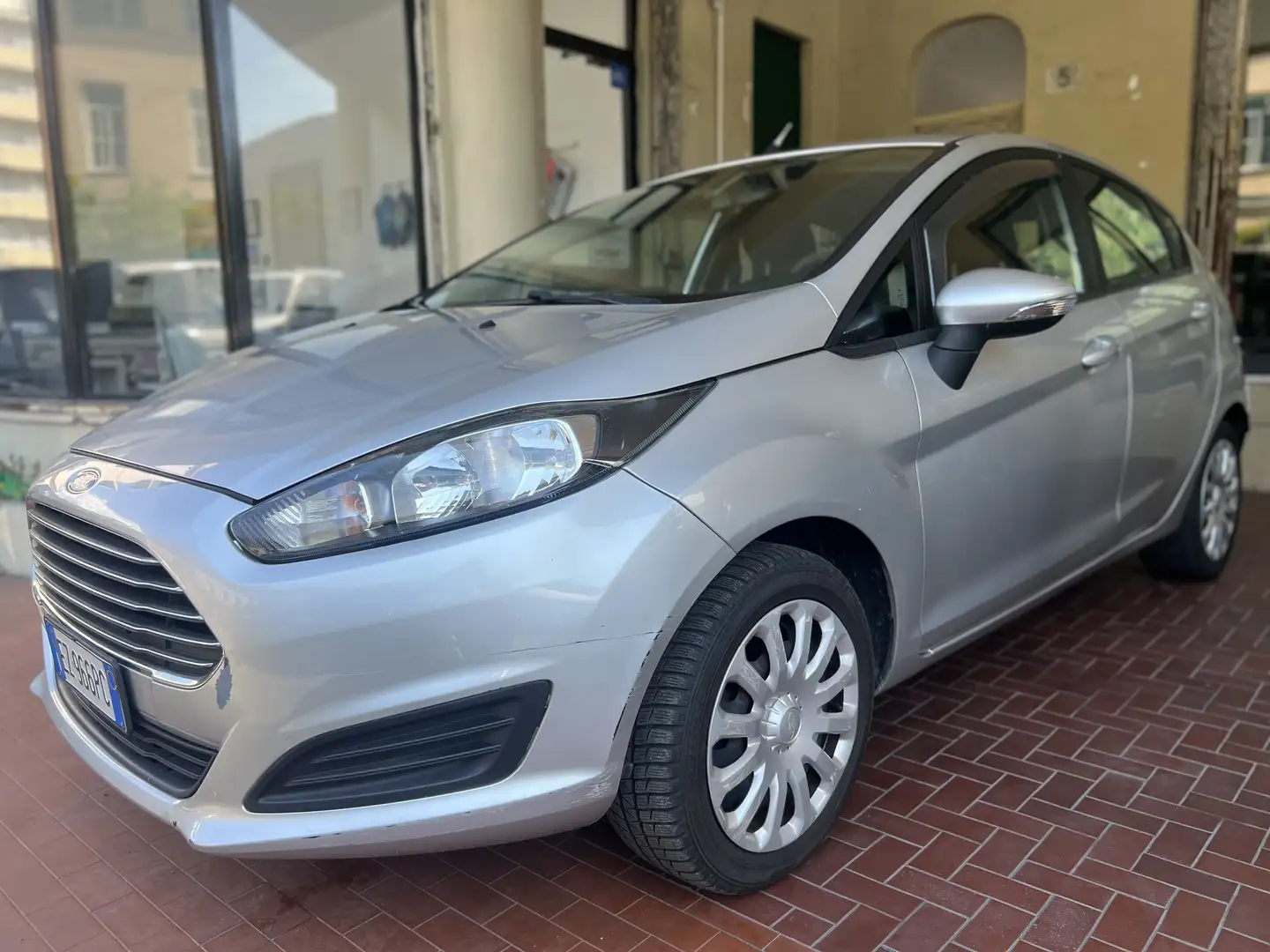Ford Fiesta 5p 1.0 Plus 80cv E6 Plateado - 1