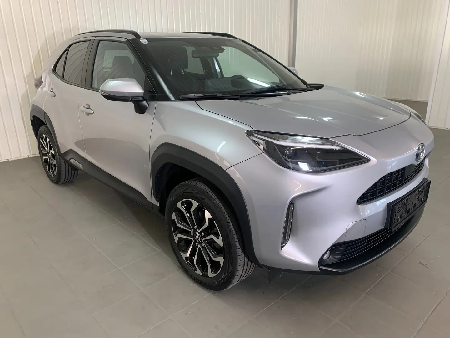 Toyota Yaris Cross 1,5 VVT-i Hybrid AWD Active Drive Aut. Srebrny - 1