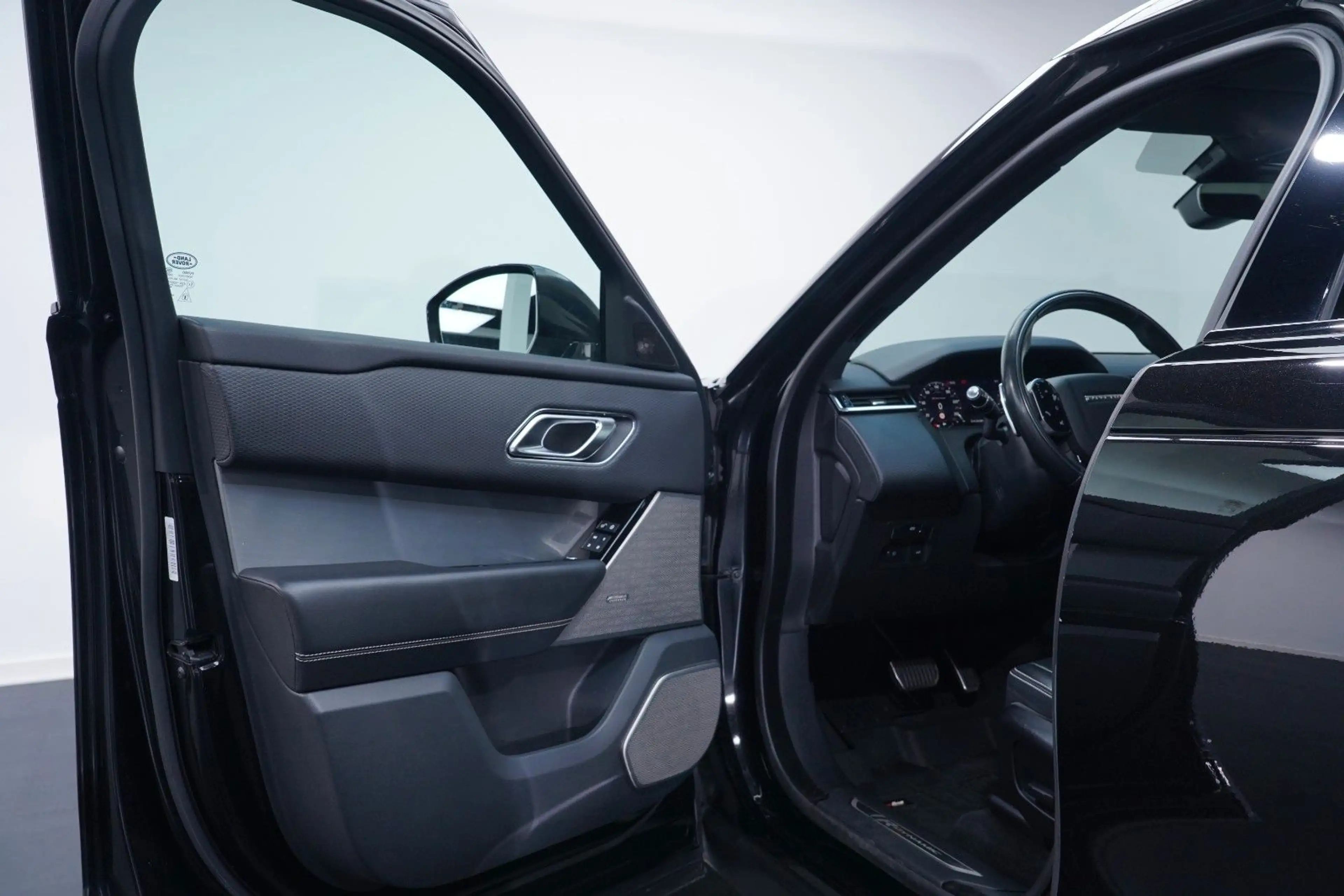 Land Rover Range Rover Velar R-Dynamic SE ACC/360/PANO/MERI — photo 12