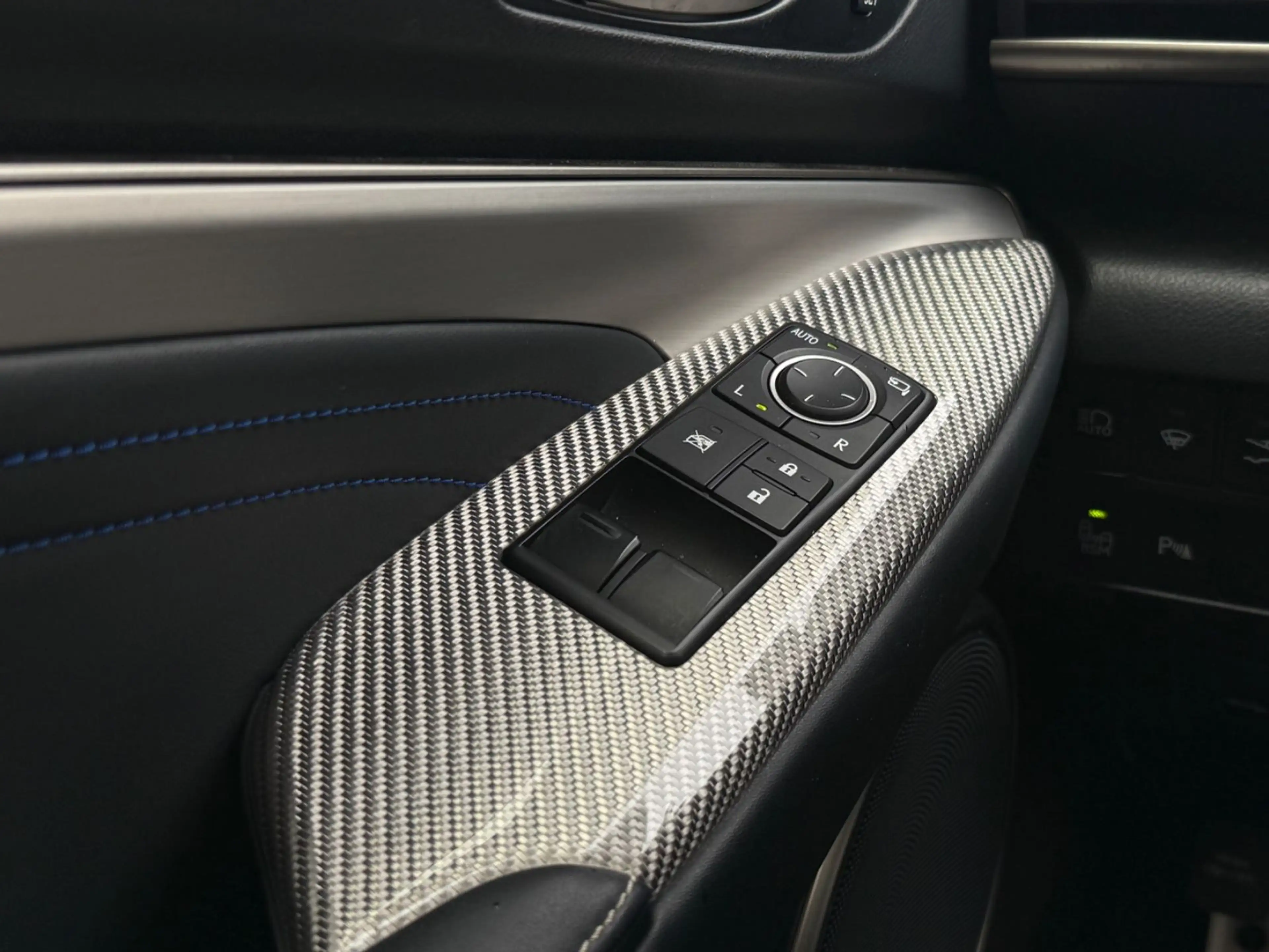 Lexus RC F RC-F*-GARANTIE*TVD*RFK*ALCANTARA*CARBON — photo 31