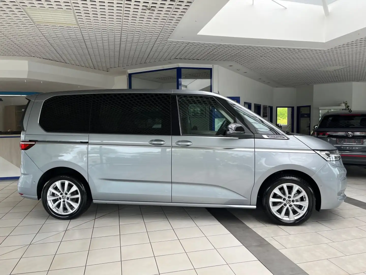 Volkswagen T7 Multivan 2.0 Tdi-DSG STYLE,AHK,Pan-D,Navi-Pro Argintiu - 2