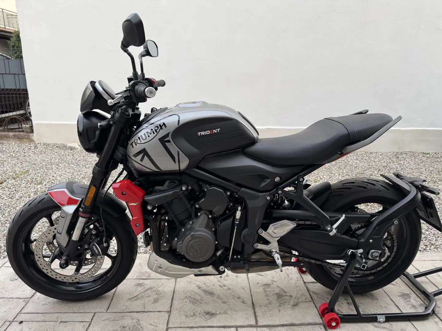 Triumph Trident 660 Silver ice / diablo red Gris - 1