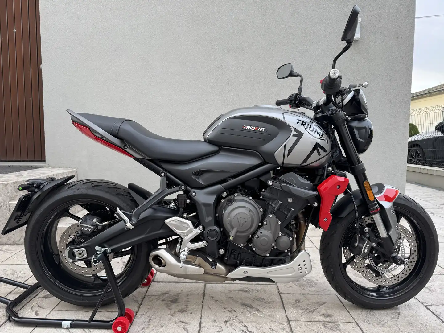Triumph Trident 660 Silver ice / diablo red Gris - 2