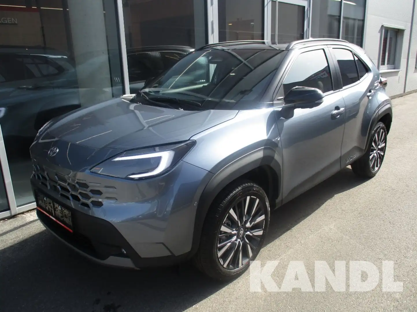 Toyota Yaris Cross 1.5 E FWD Lounge ACC+LED+Navi+Pano Grau - 1