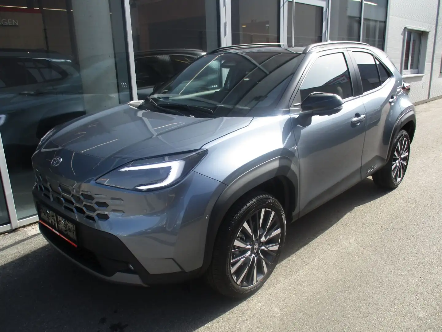 Toyota Yaris Cross 1.5 E FWD Lounge ACC+LED+Navi+Pano Grau - 2