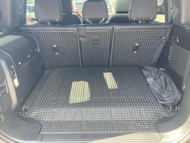 Land Rover Defender 110 P300e X-Dynamic SE Ansicht 9