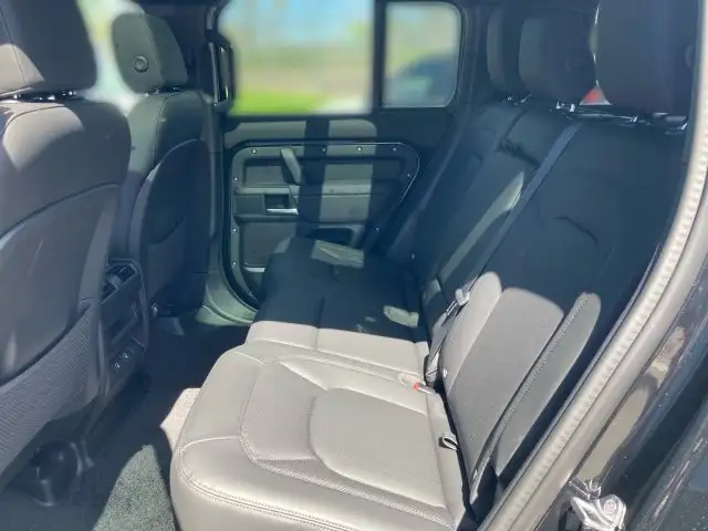 Land Rover Defender 110 P300e X-Dynamic SE Ansicht 8