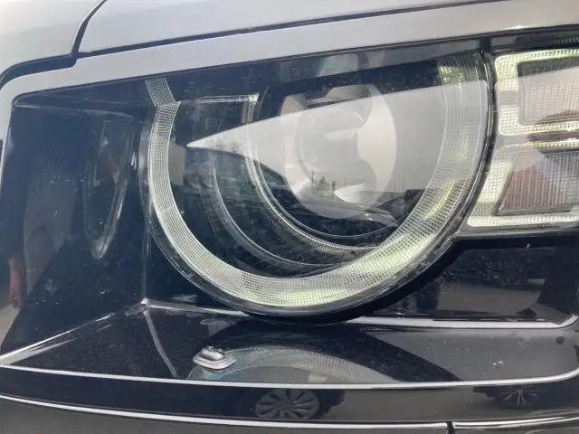 Land Rover Defender 110 P300e X-Dynamic SE Ansicht 4