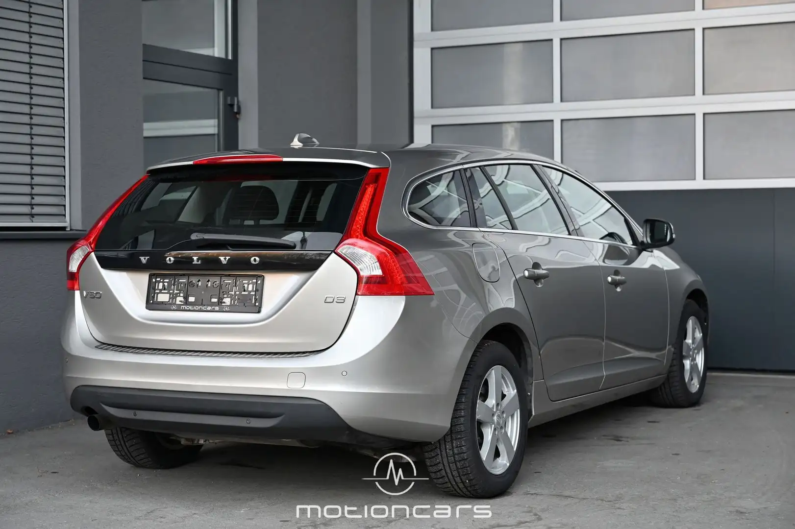 Volvo V60 V 60 D3 Momentum Pickerl NEU Silber - 2