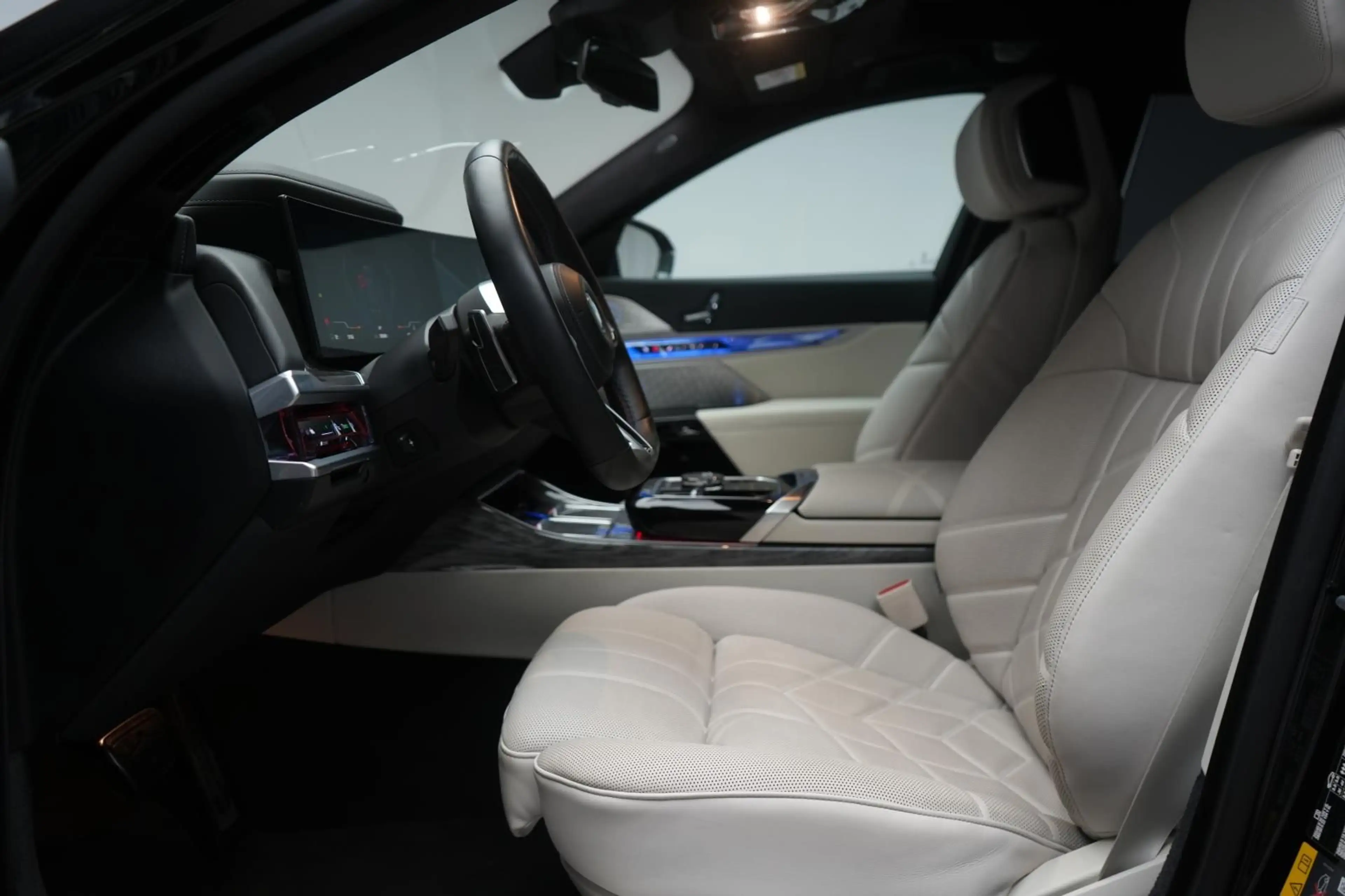 BMW i7 M70 xDrive TheatreScreen/Sky Lounge/HUD/B&W/L — photo 15