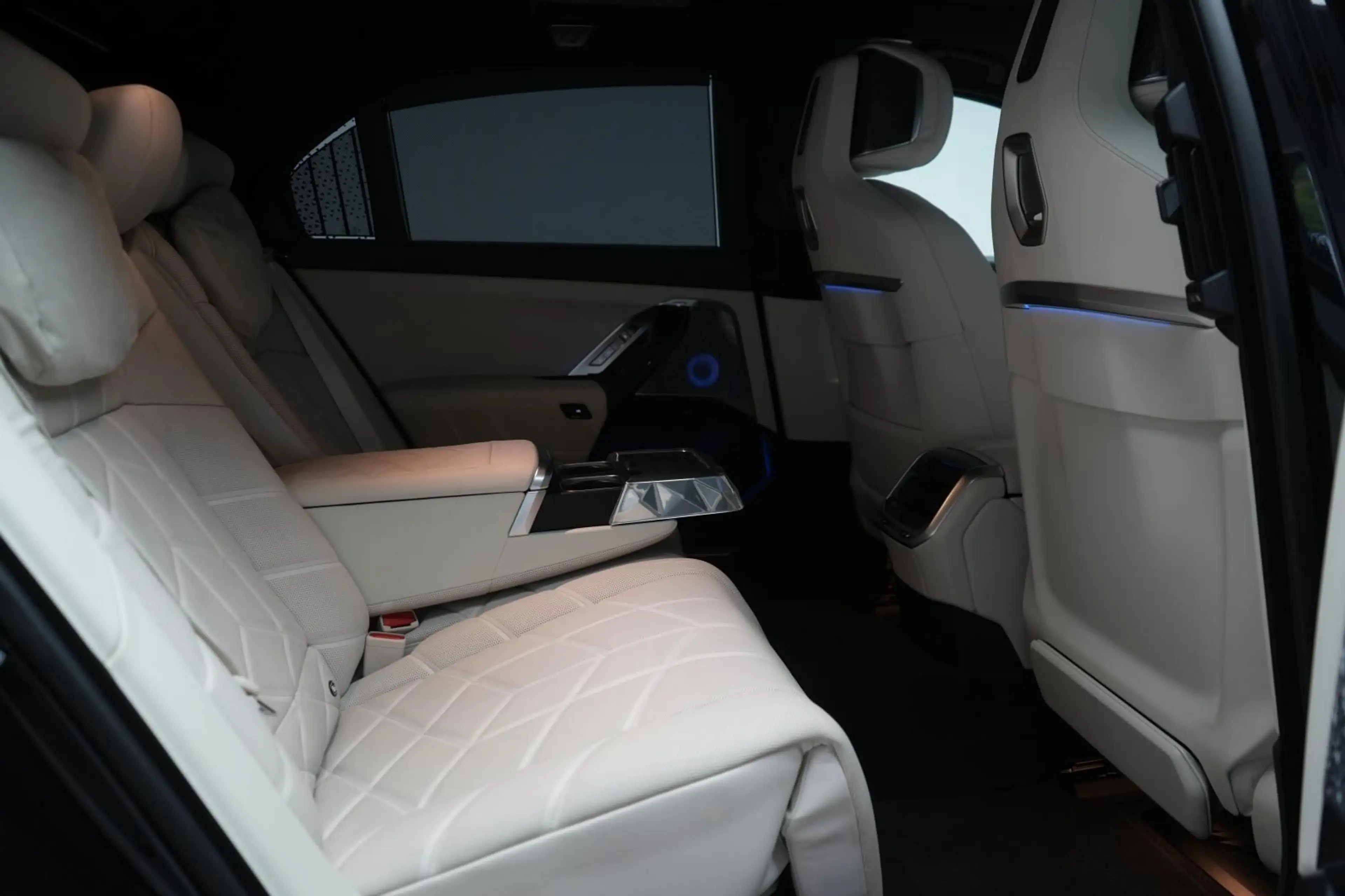 BMW i7 M70 xDrive TheatreScreen/Sky Lounge/HUD/B&W/L — photo 9