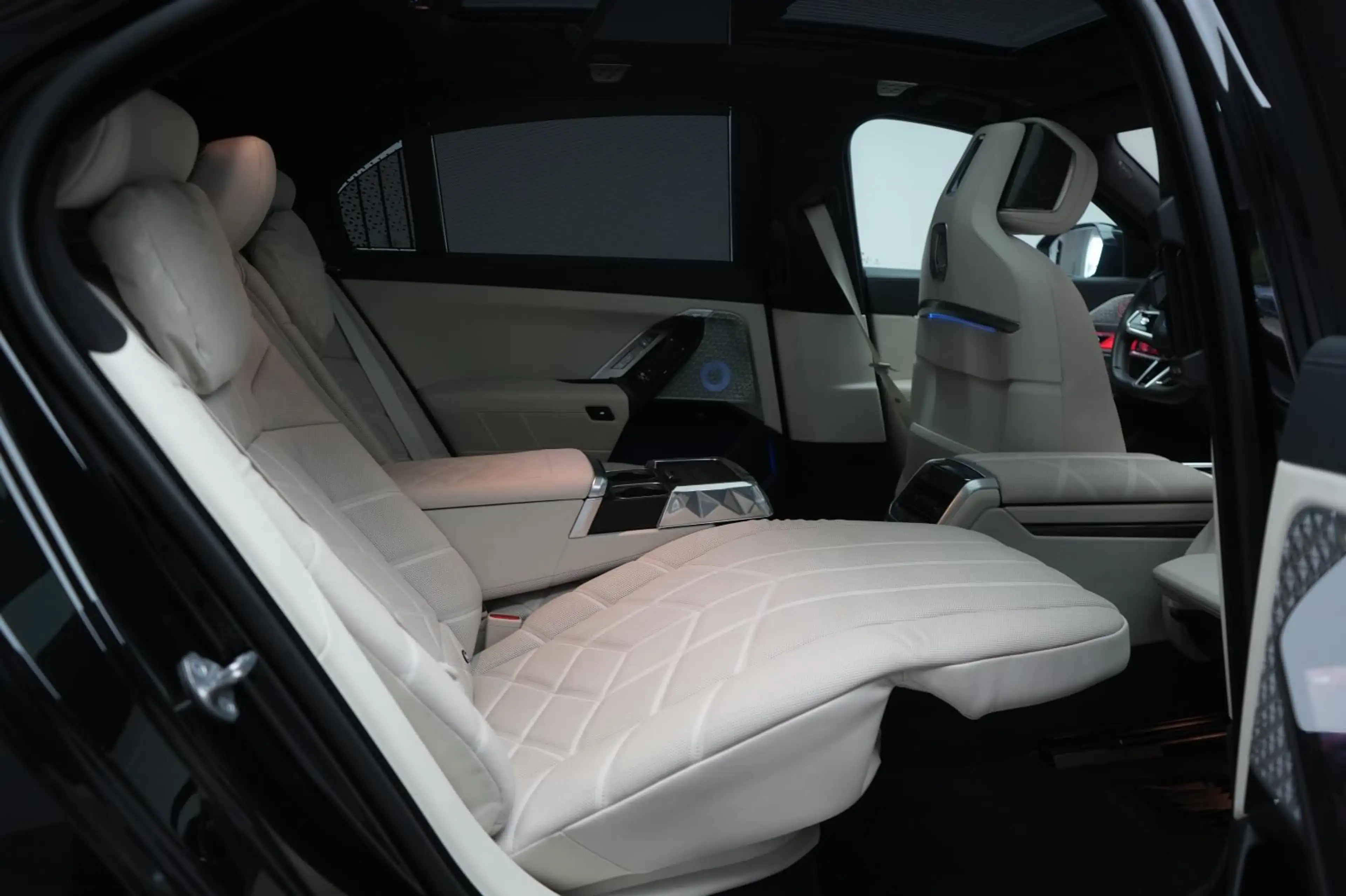 BMW i7 M70 xDrive TheatreScreen/Sky Lounge/HUD/B&W/L — photo 10