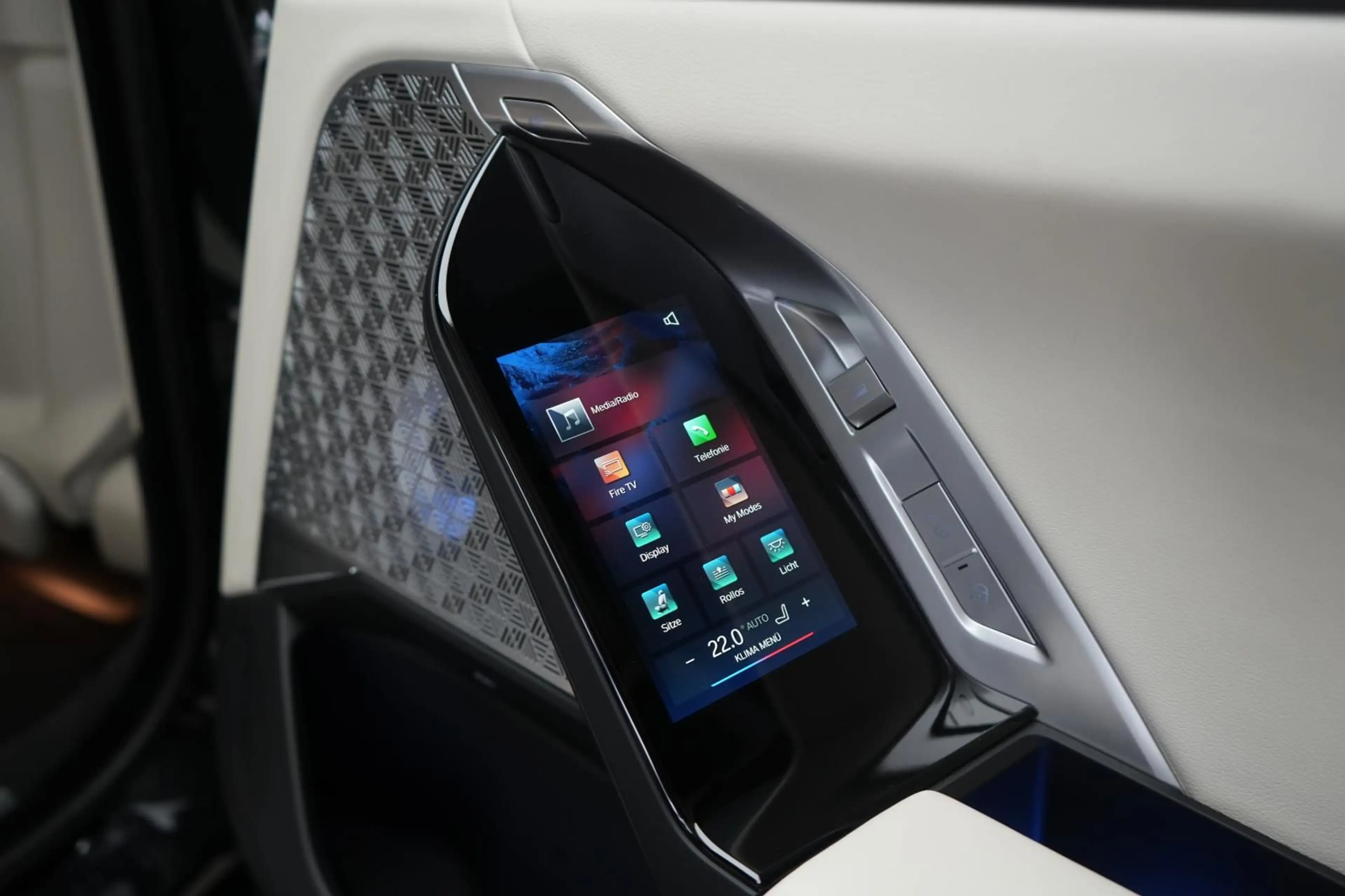 BMW i7 M70 xDrive TheatreScreen/Sky Lounge/HUD/B&W/L — photo 13