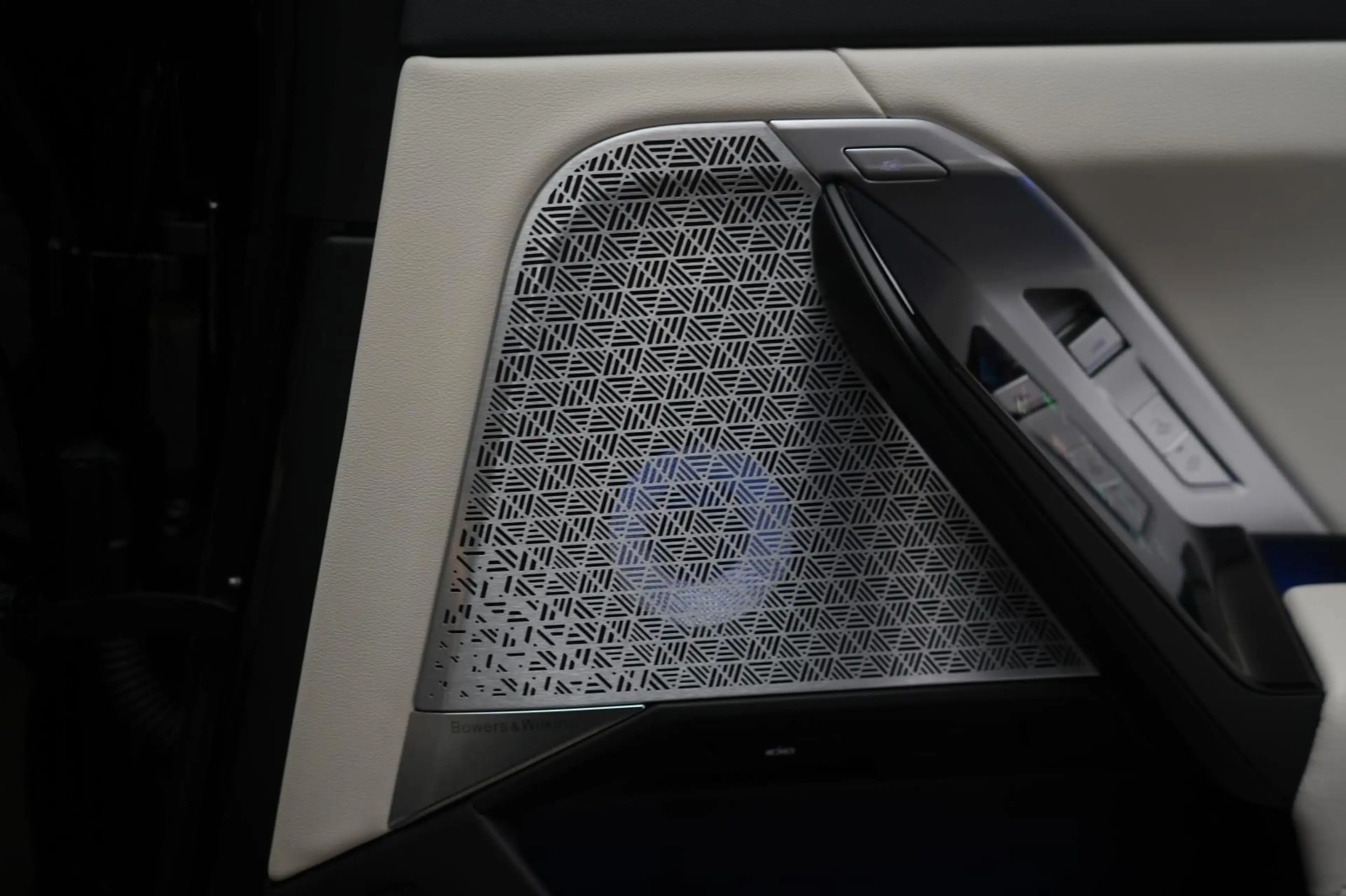 BMW i7 M70 xDrive TheatreScreen/Sky Lounge/HUD/B&W/L — photo 14