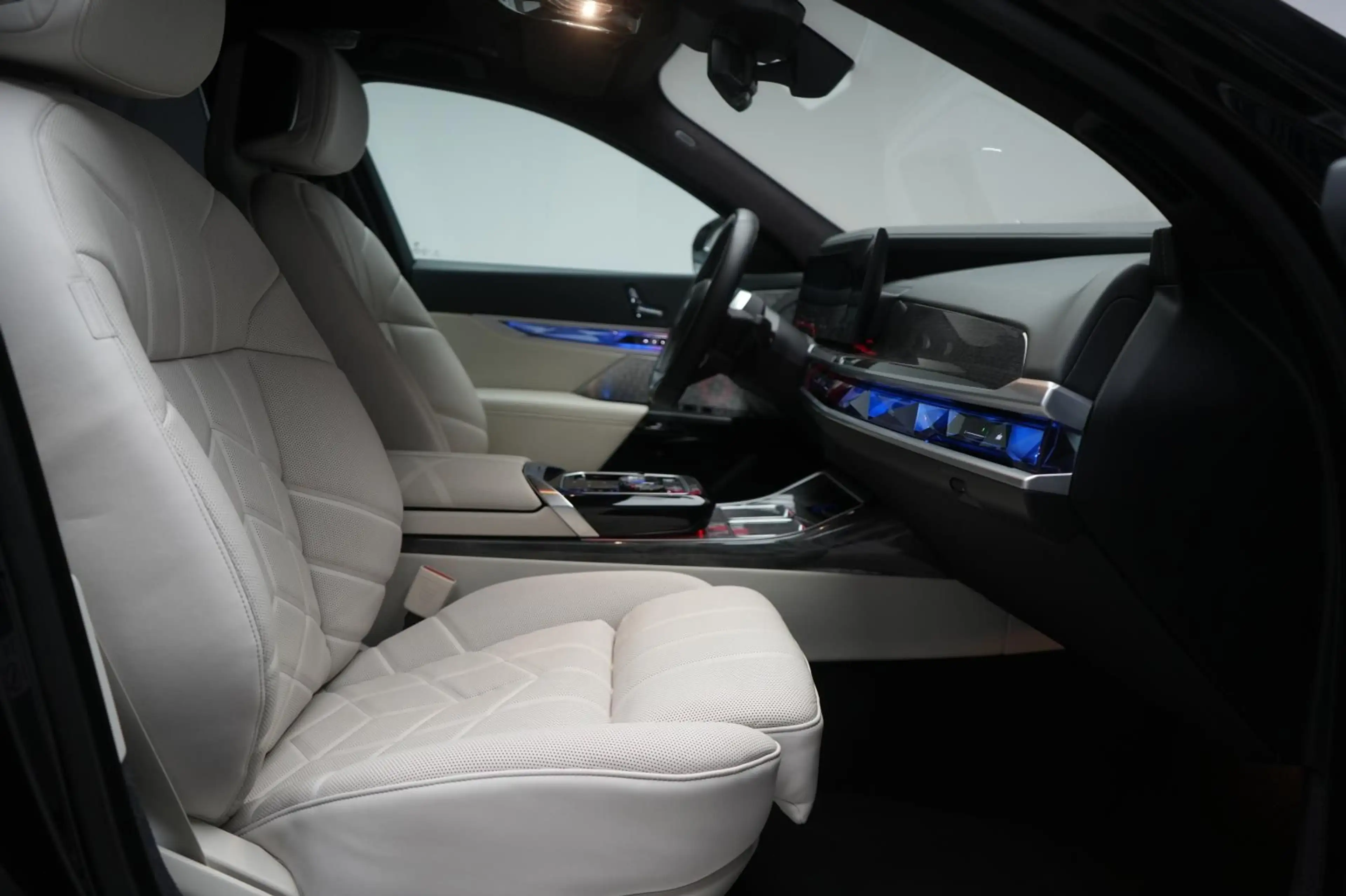 BMW i7 M70 xDrive TheatreScreen/Sky Lounge/HUD/B&W/L — photo 6