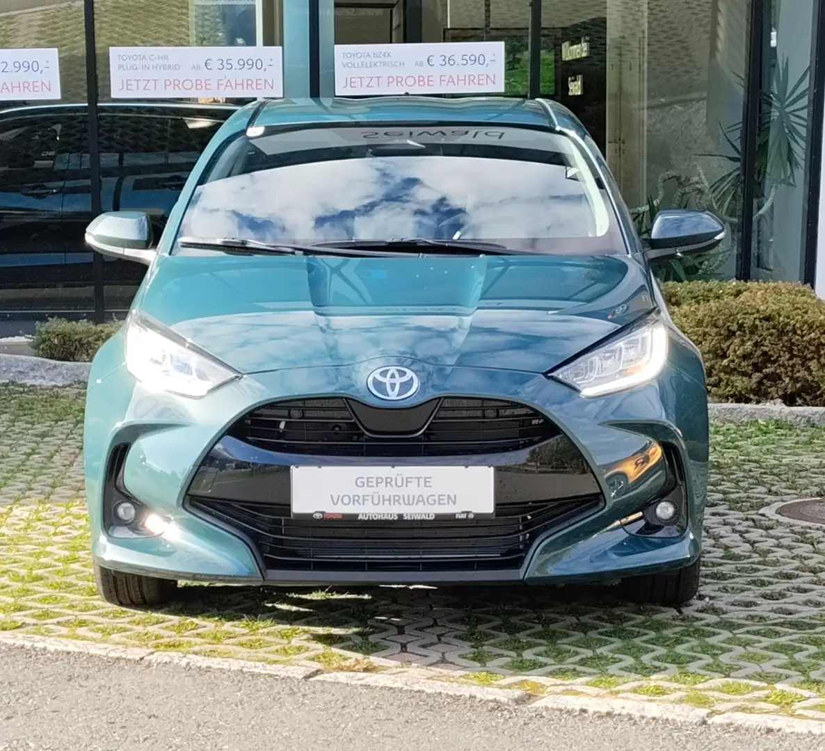 Toyota Yaris Yaris 1,5 VVT-i Hybrid Active Drive+Comf+Safety Grün - 2