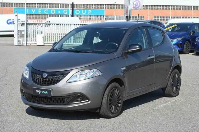 Lancia Ypsilon 1.0 FireFly S&S Hybrid Silver