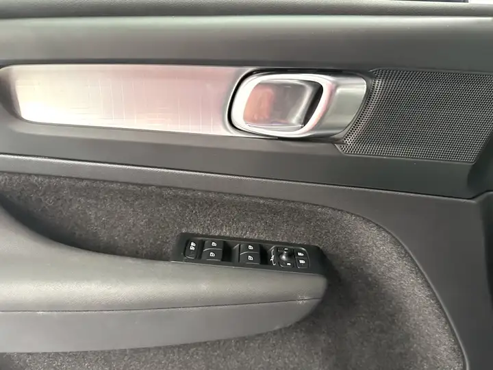Volvo XC40 2026, foto 18