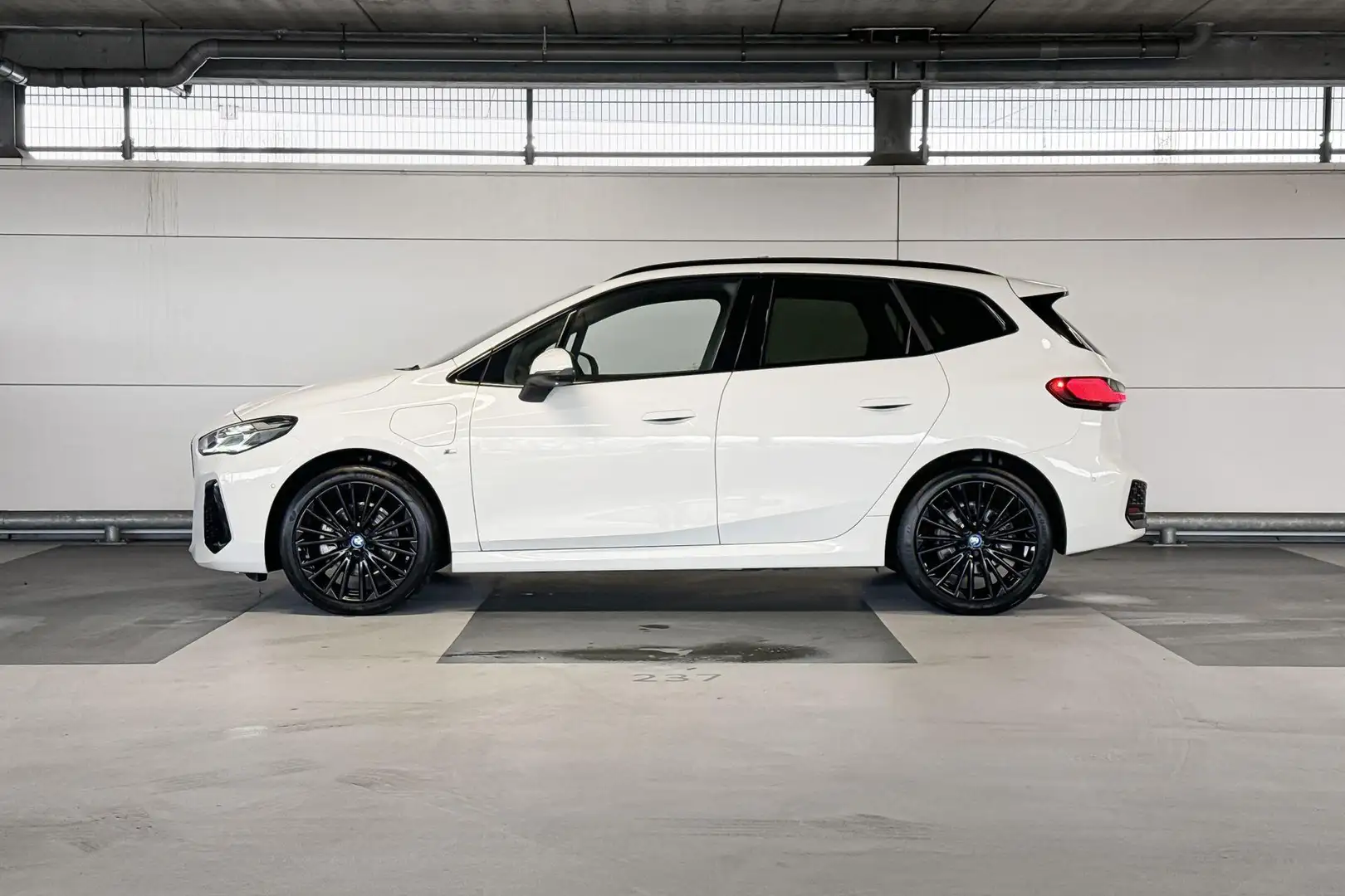 BMW 225 2 Serie Active Tourer 225e xDrive | Selections 250 Wit - 2