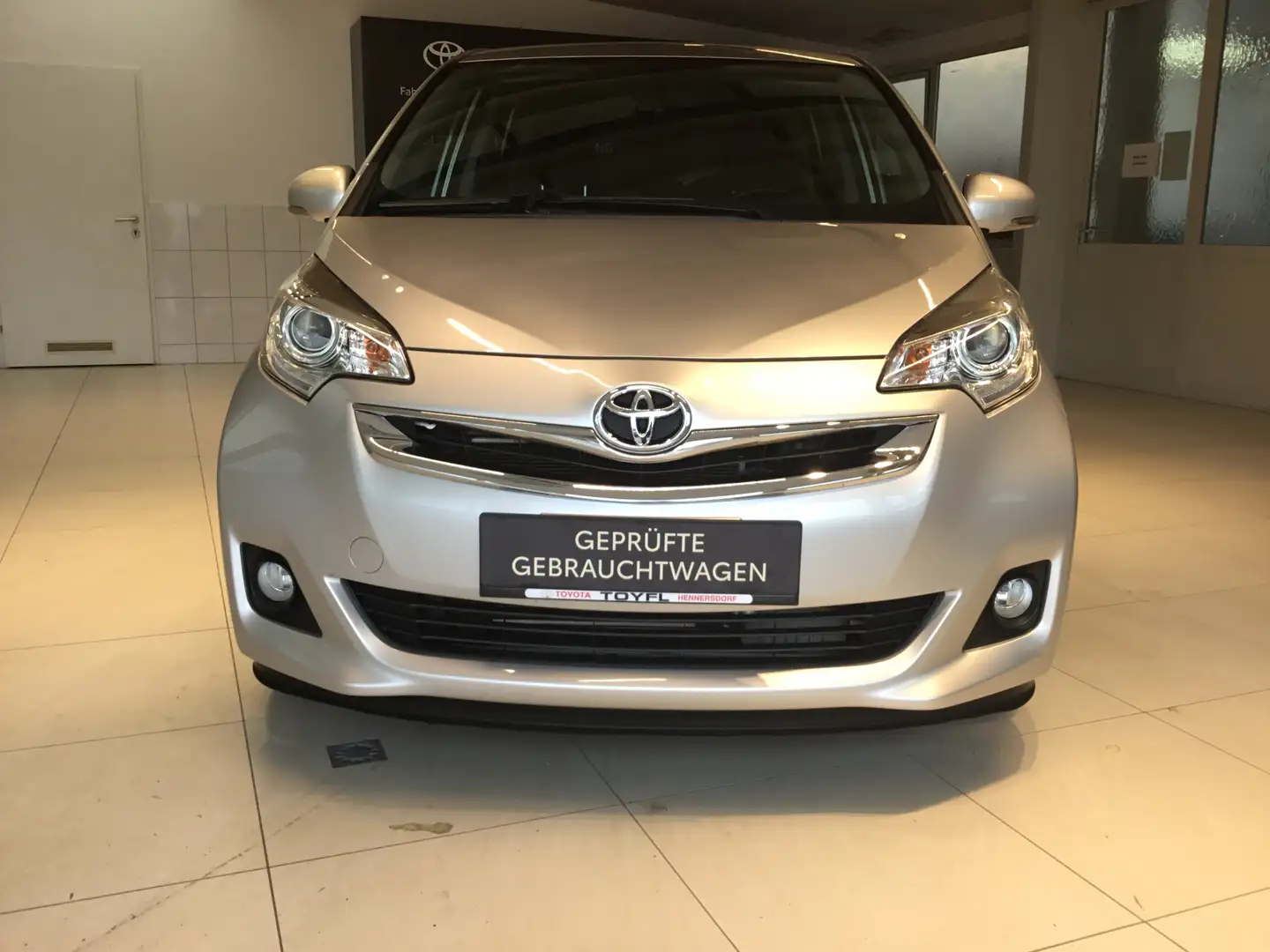 Toyota Verso-S Active Grau - 2