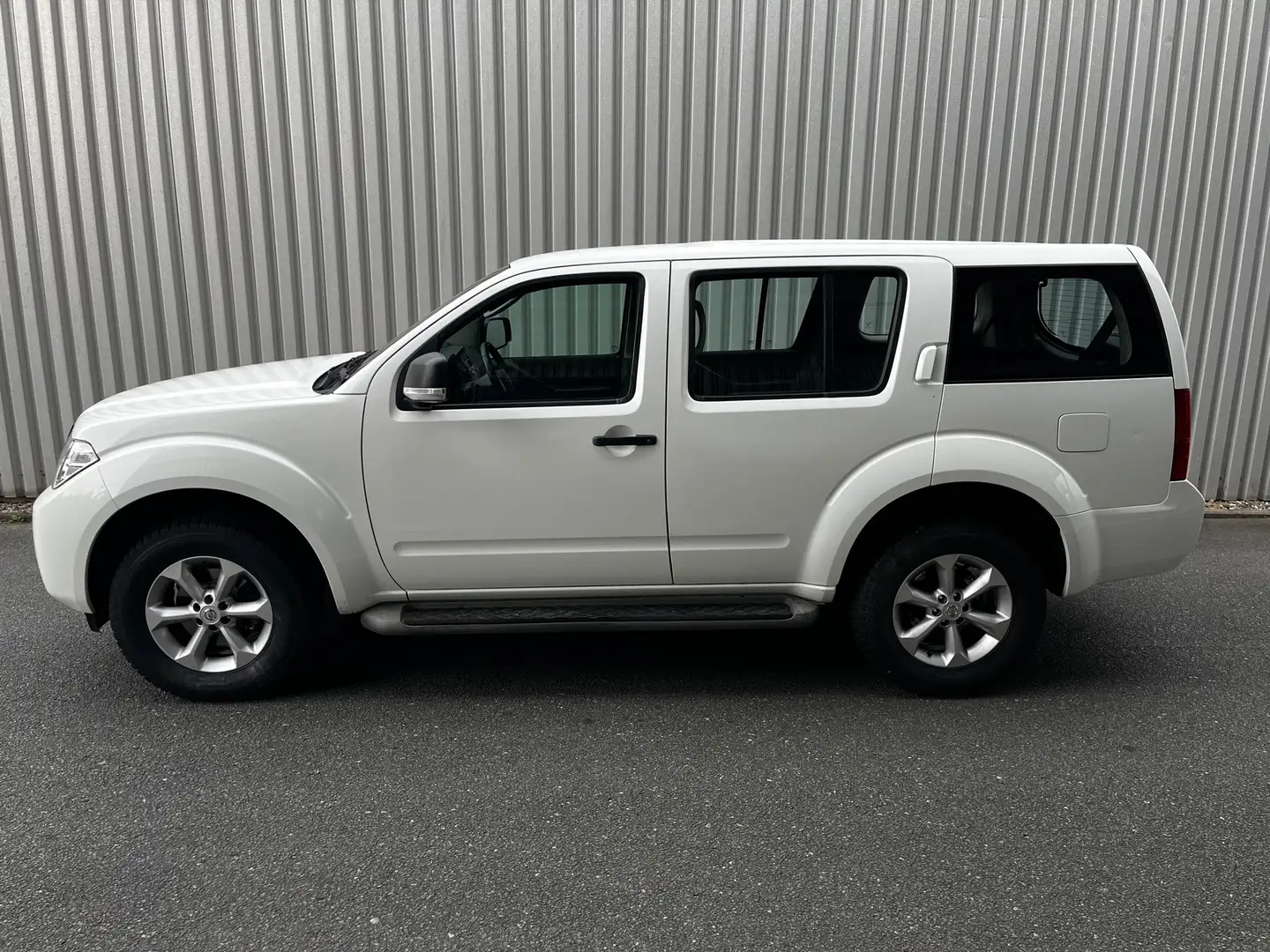 Nissan Pathfinder 2.5 dCi XE, 7 Sitzer, 166tk Белый - 2