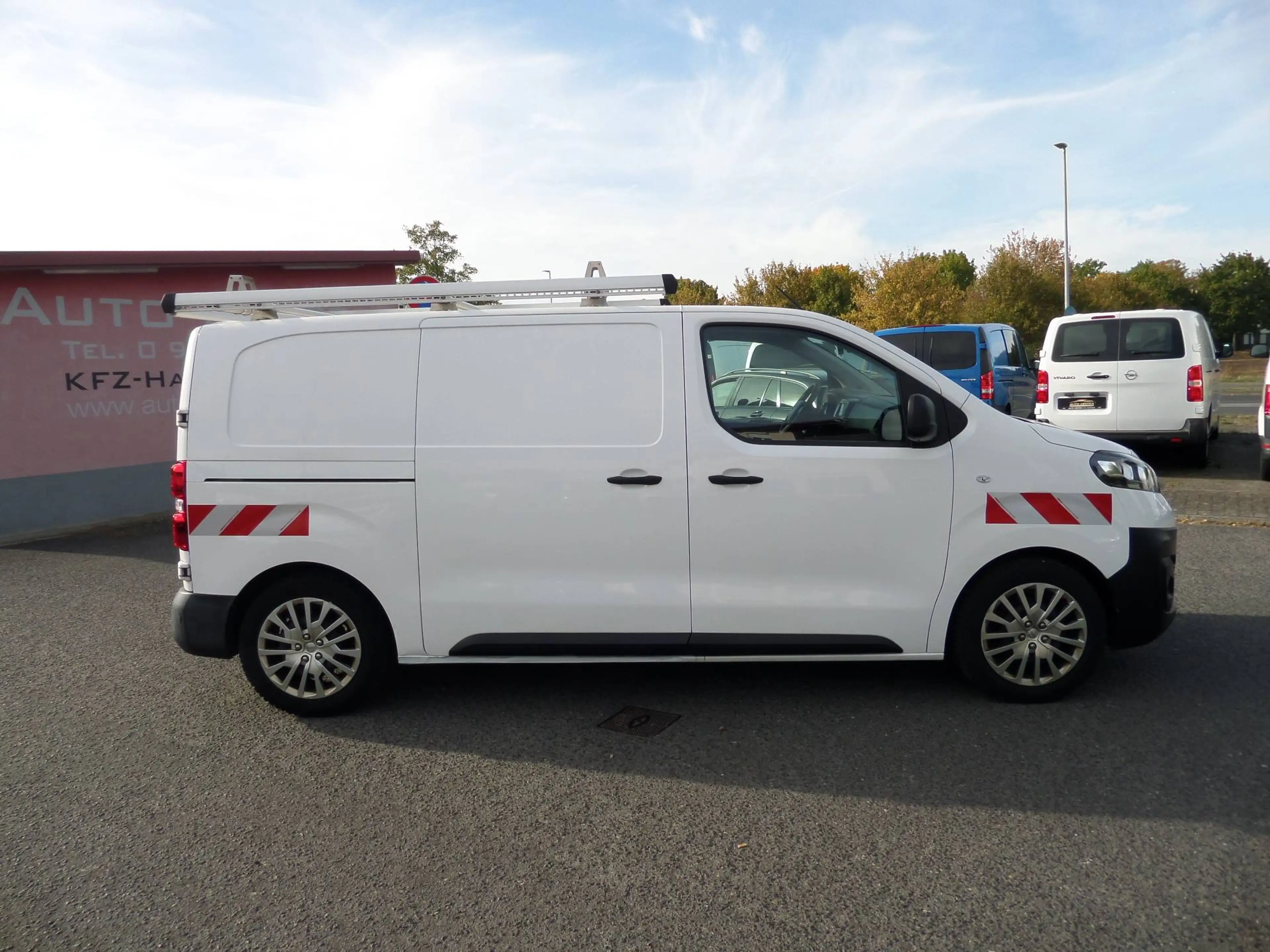 Opel Vivaro Edition L2+Sortimo+Schraubstock+Dachträger+Navi+Klima+Tempo+Cam+1.Hand+3xTeil-Leder