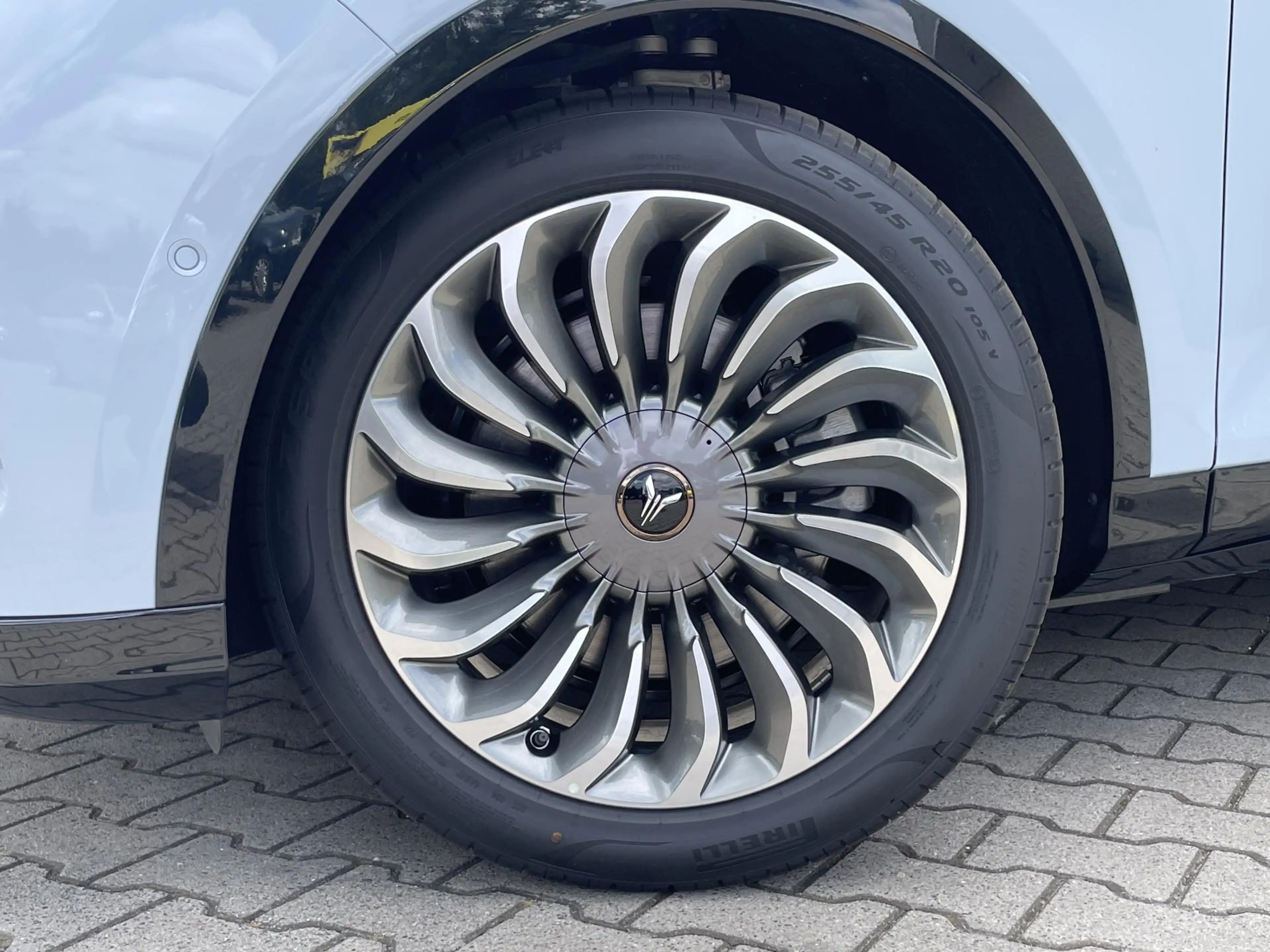Voyah Free Flagship 4WD 106 kWh l Smart Panorama dak l 2000KG — photo 3