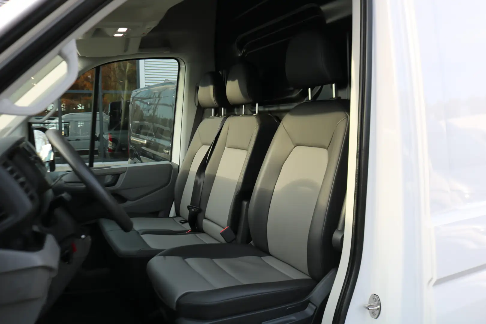 Volkswagen Crafter 2.0 TDI 177pk L3 H3 Automaat Wit - 2