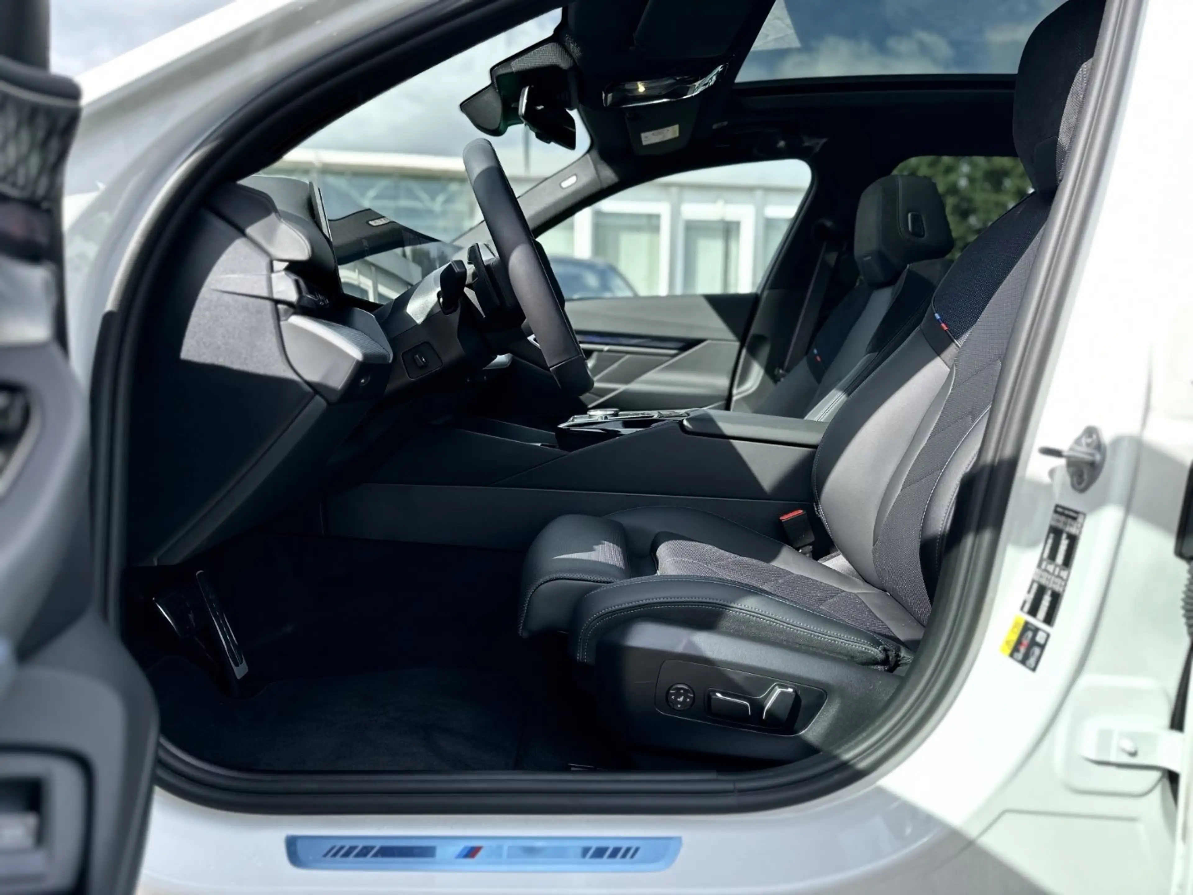 BMW 550 e xDrive Touring — photo 14