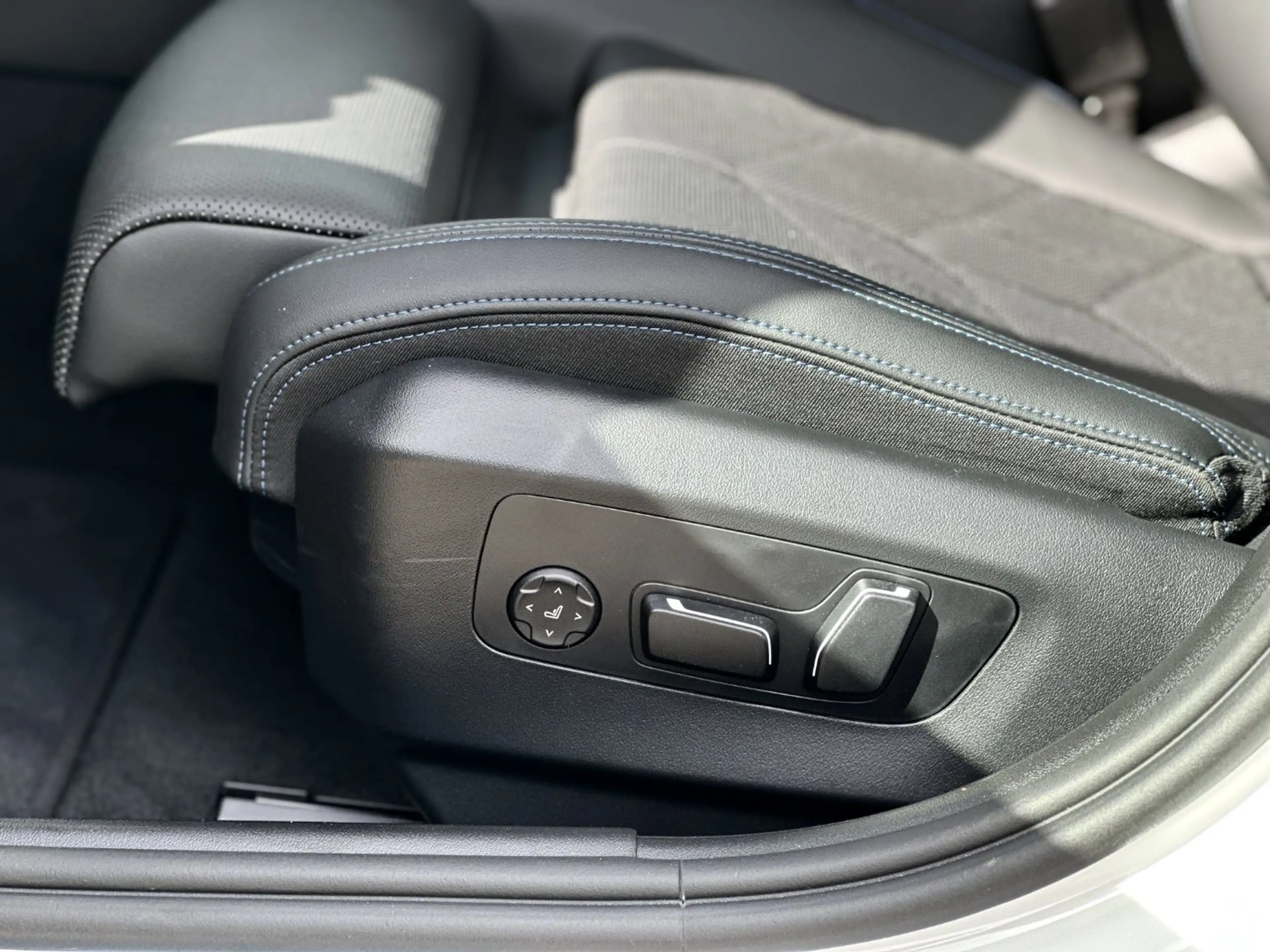 BMW 550 e xDrive Touring — photo 13