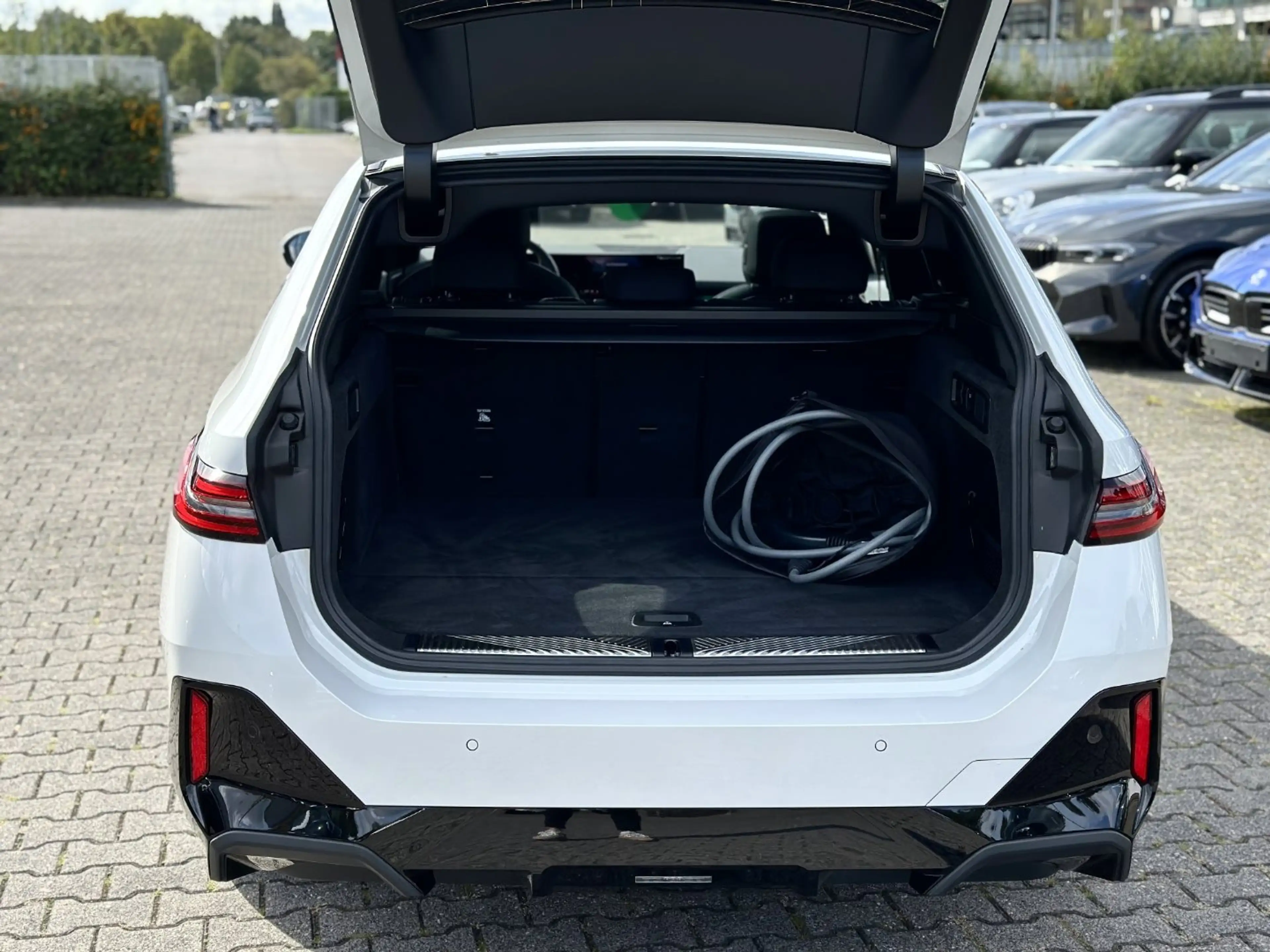 BMW 550 e xDrive Touring — photo 7