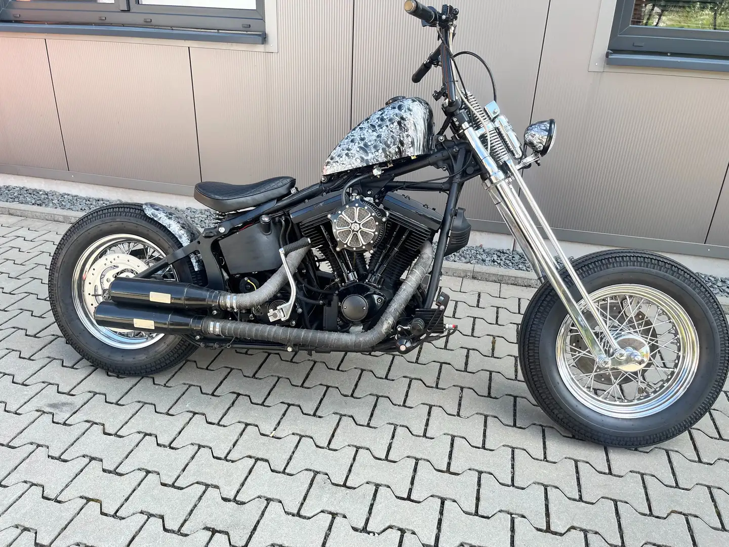 Harley-Davidson Softail FXST Evo Bobber mit Springer Gabel  JEKILL & HYDE Černá - 1