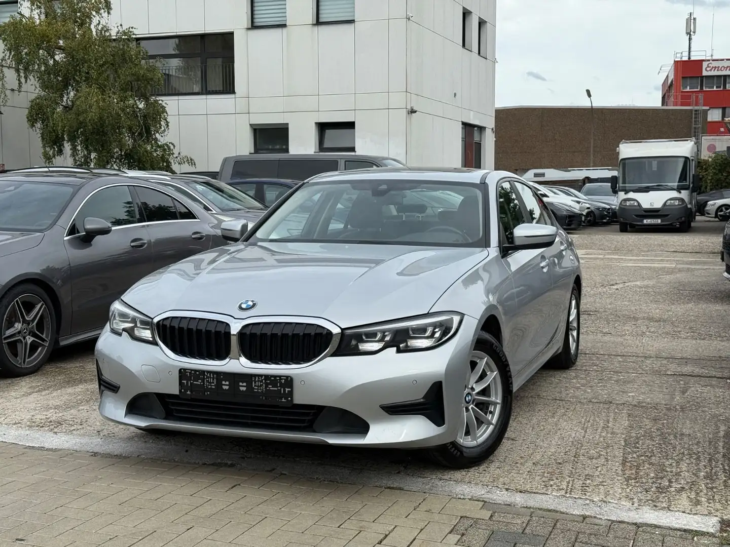 BMW 318 d Advantage/LED/Schiebedach/Navi/Autom Silber - 1