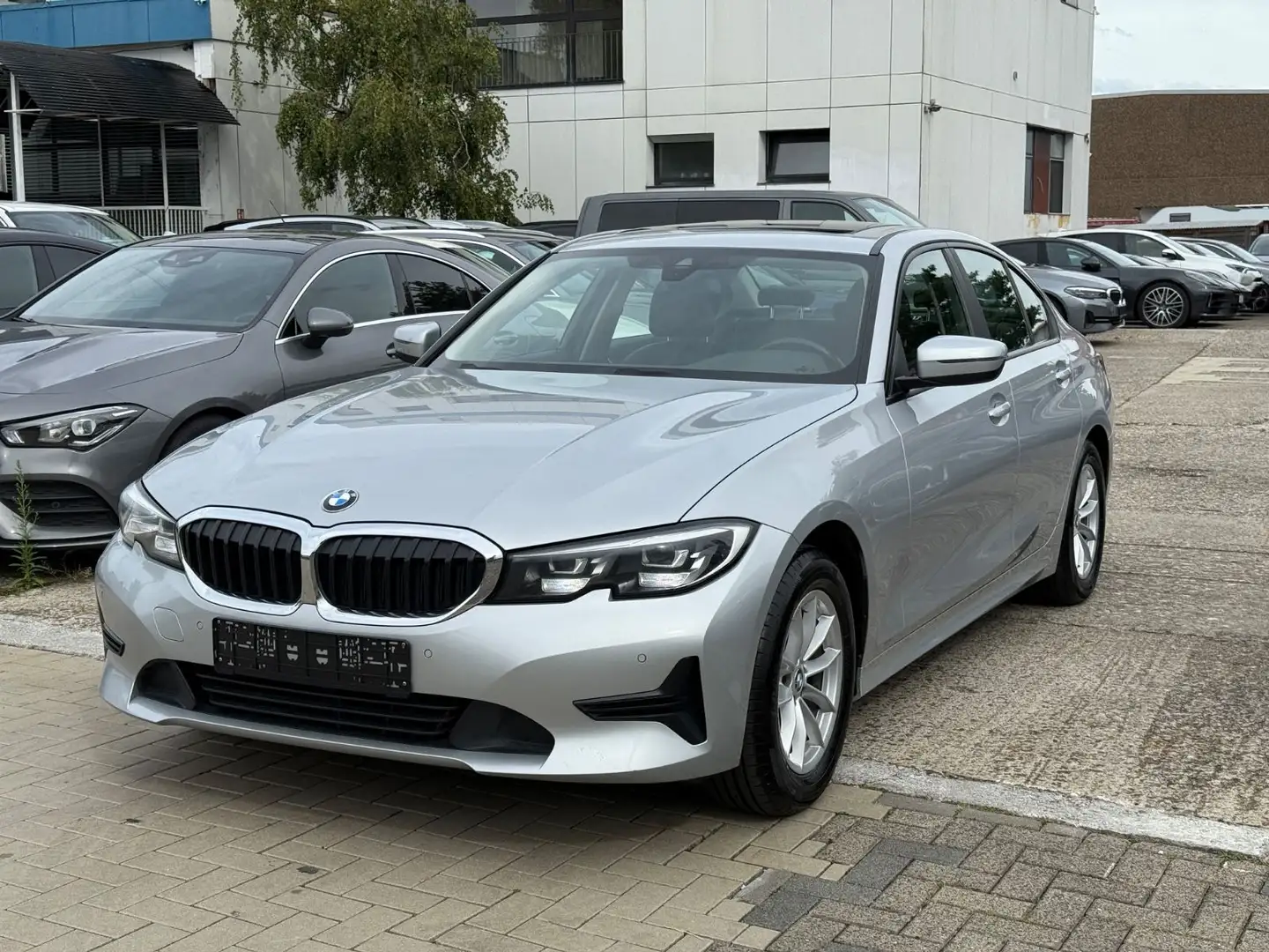 BMW 318 d Advantage/LED/Schiebedach/Navi/Autom Silber - 2