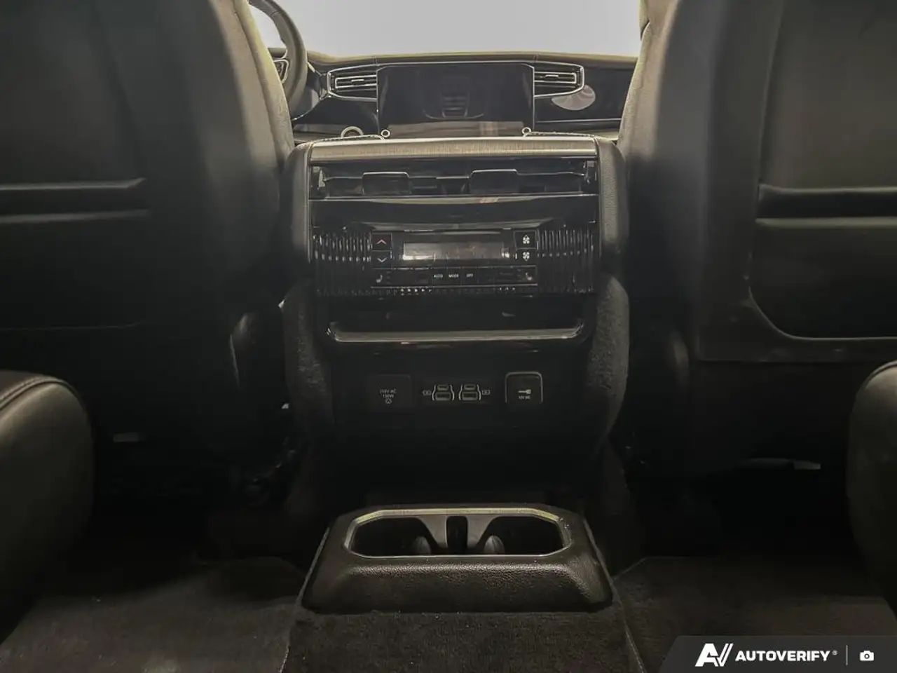 Jeep Wagoneer photo Jeep Wagoneer