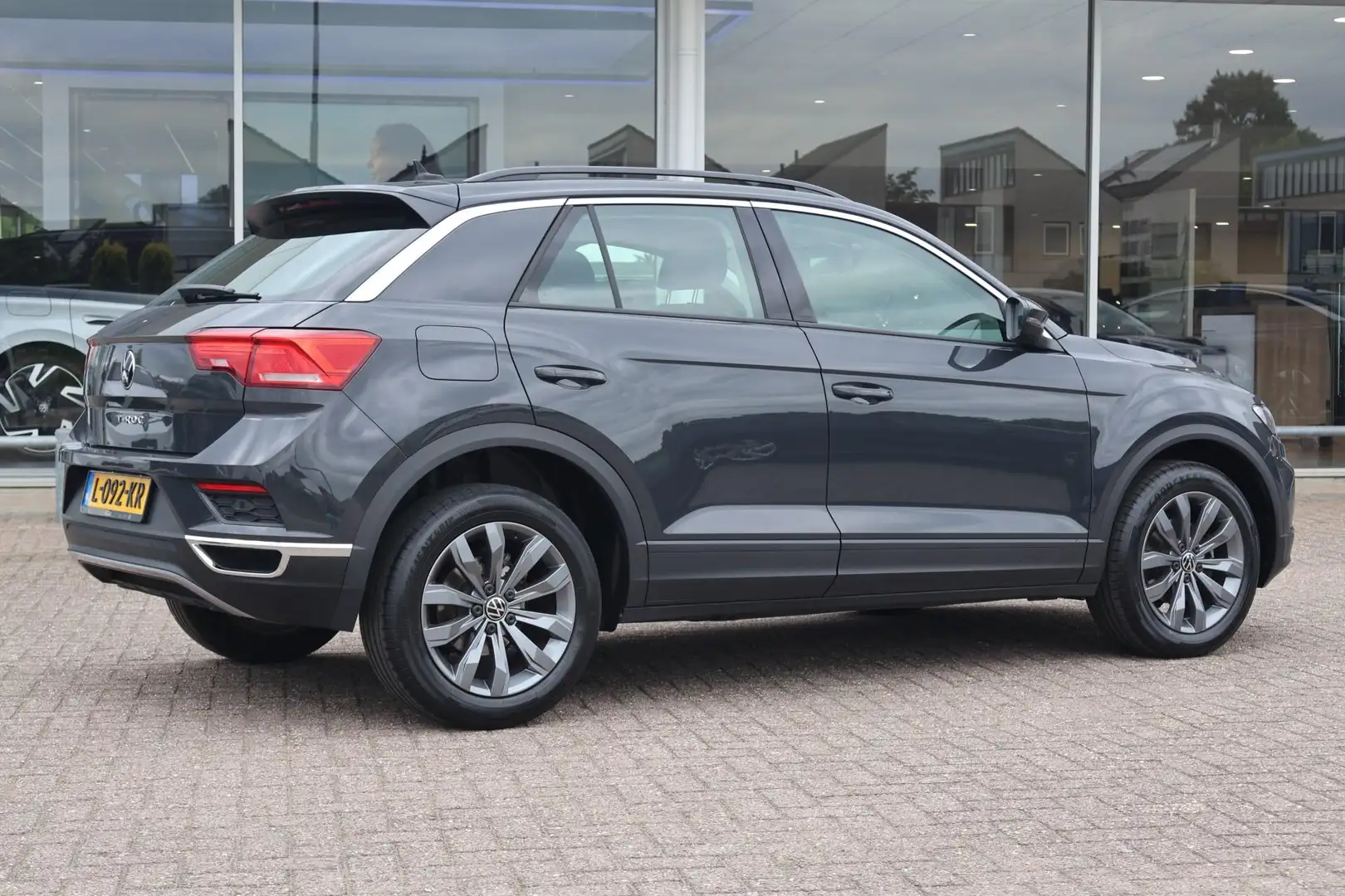 Volkswagen T-Roc 1.0 TSI 110pk Style | Adaptive Cruise Control | An Grigio - 2