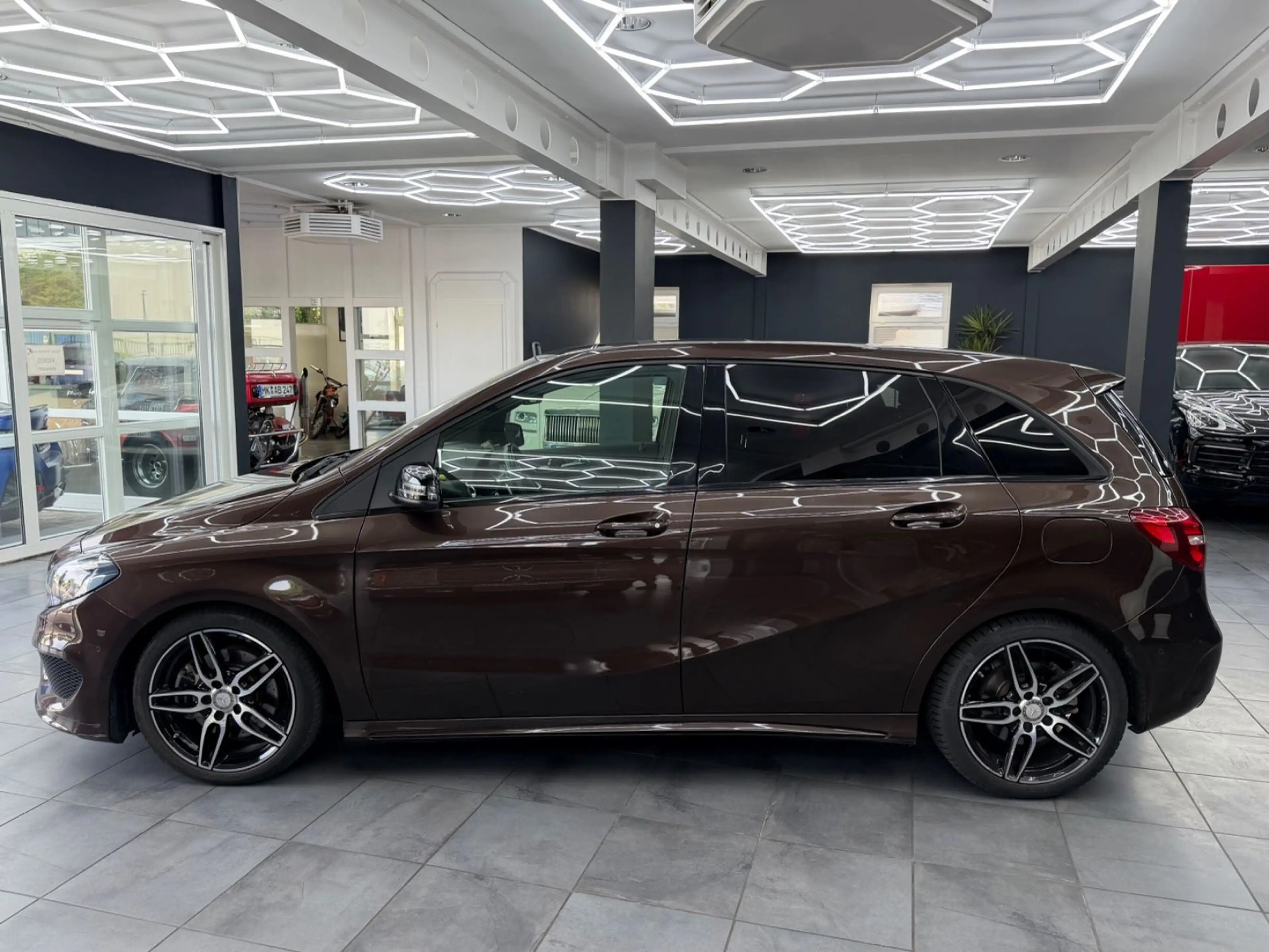 Mercedes-Benz B 220 B220 4Matic AMG Night-Paket *Pano*Kamera*HK*AHKD — photo 2