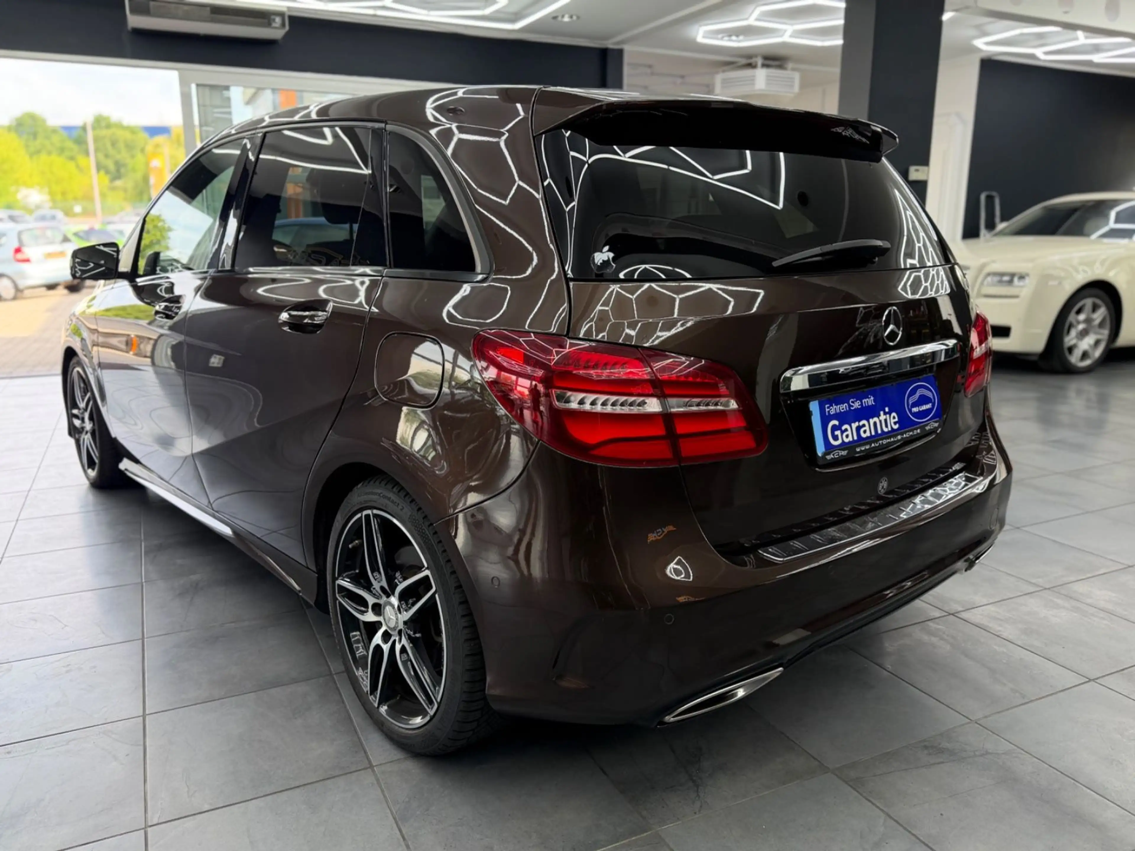 Mercedes-Benz B 220 B220 4Matic AMG Night-Paket *Pano*Kamera*HK*AHKD — photo 3