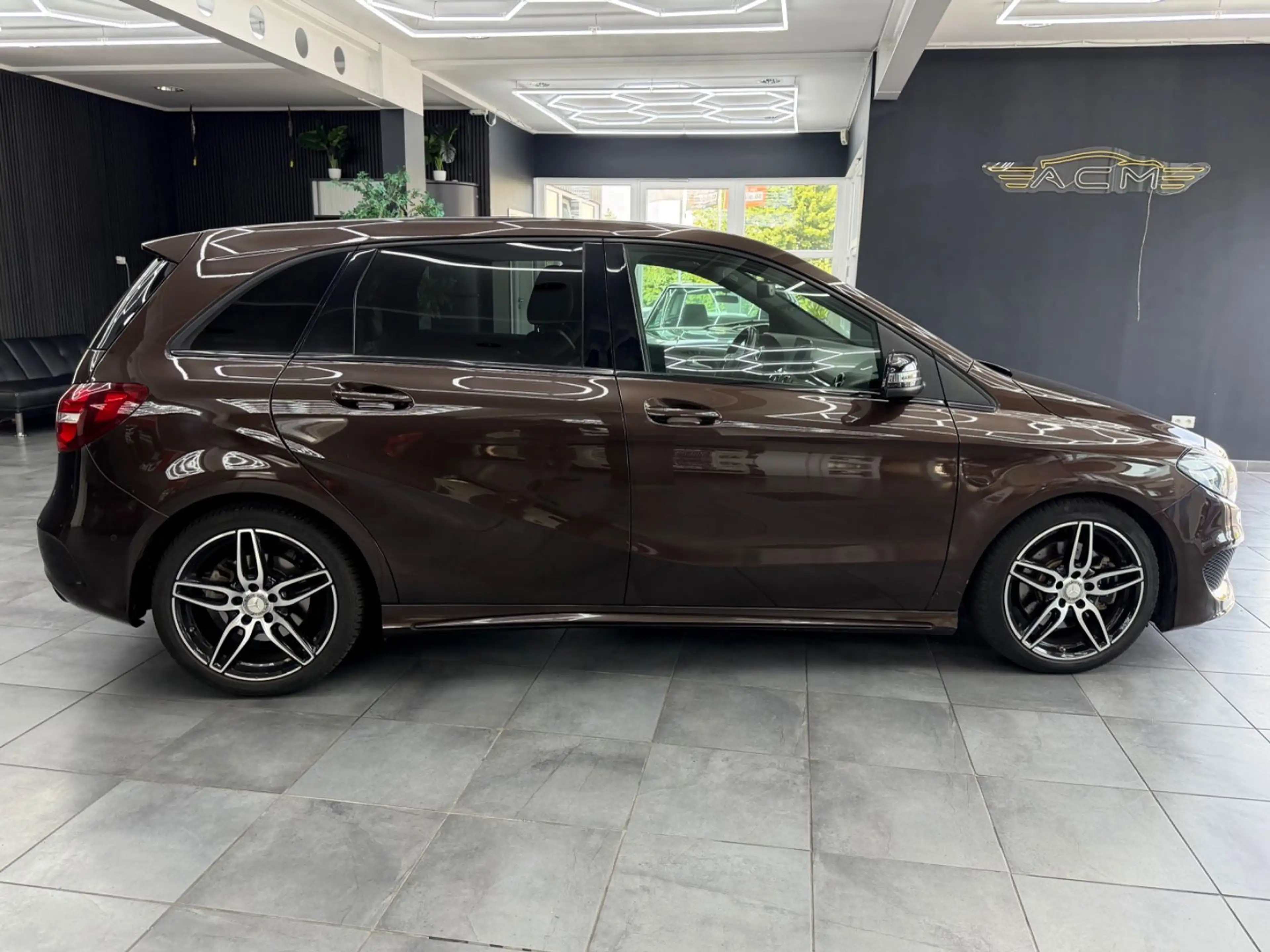Mercedes-Benz B 220 B220 4Matic AMG Night-Paket *Pano*Kamera*HK*AHKD — photo 8