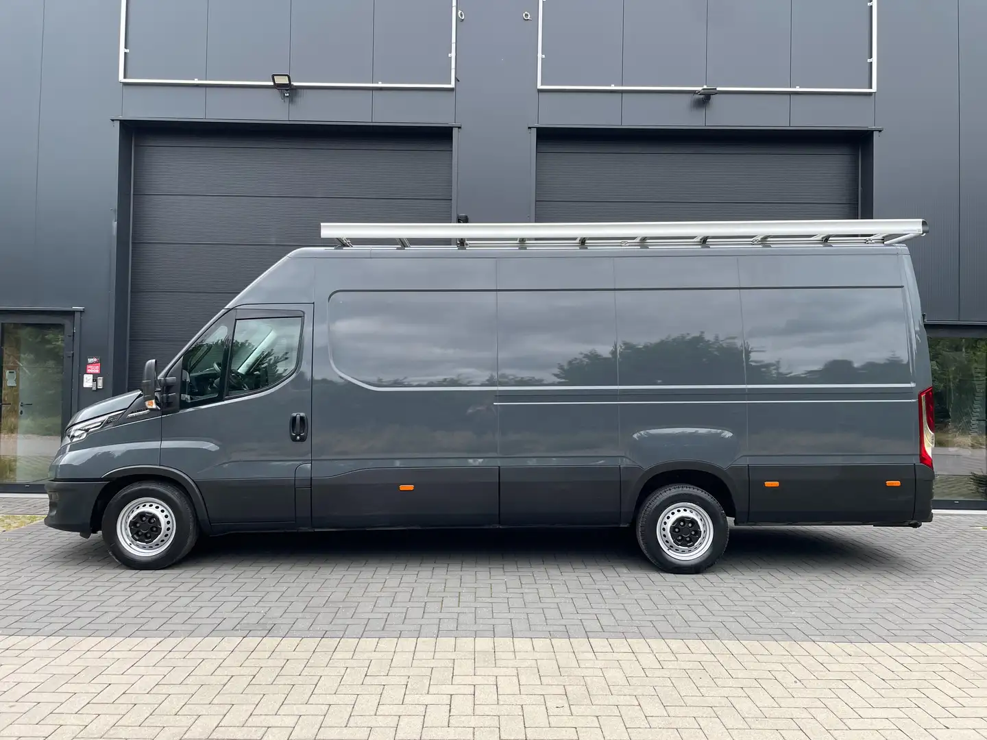 Iveco Daily 3.0D 35-180 Hi-Matic / L4 / € 24.702 Ex. BTW Gris - 2