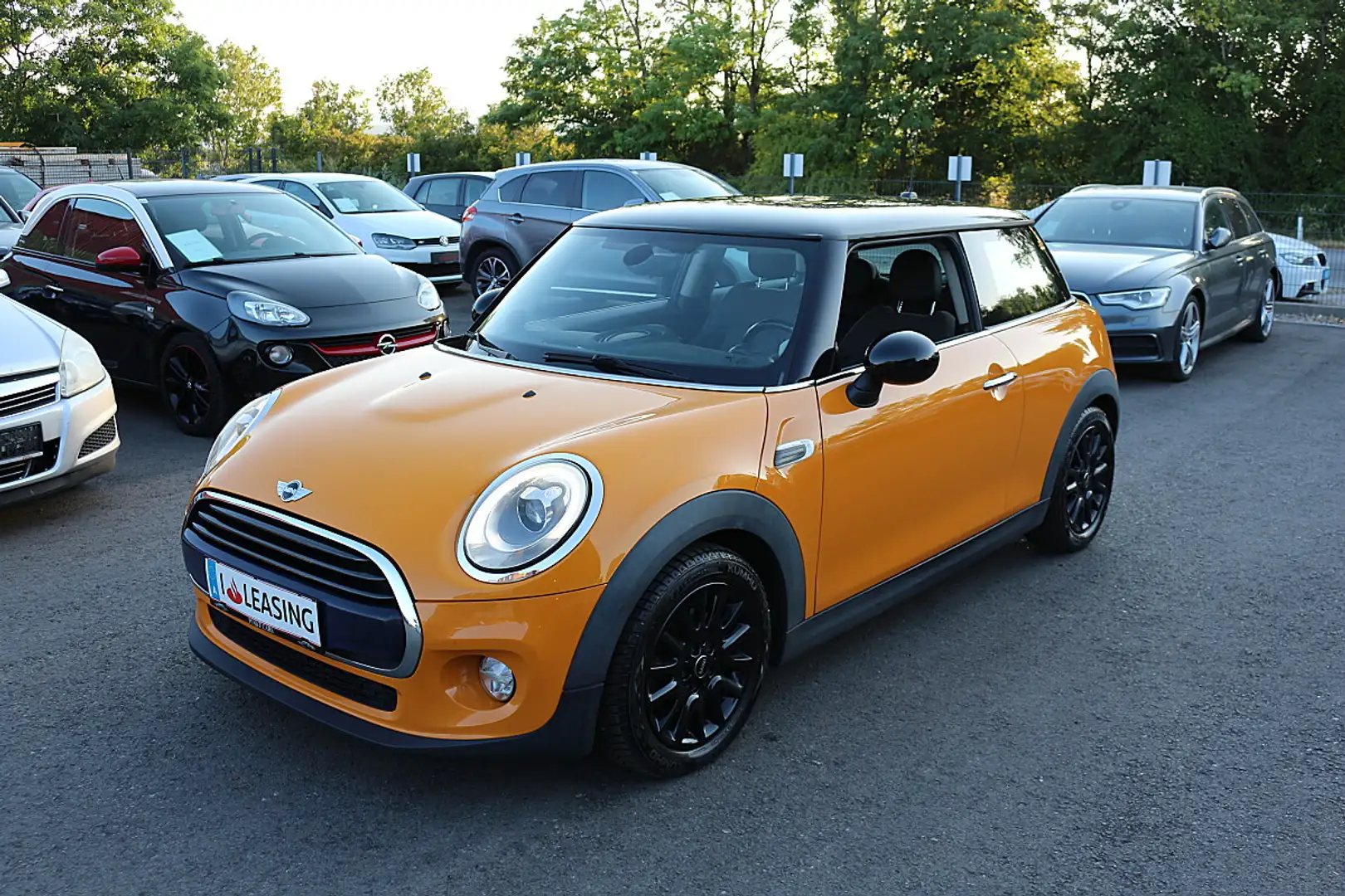 MINI Cooper MINI Hatch Cooper Orange - 1