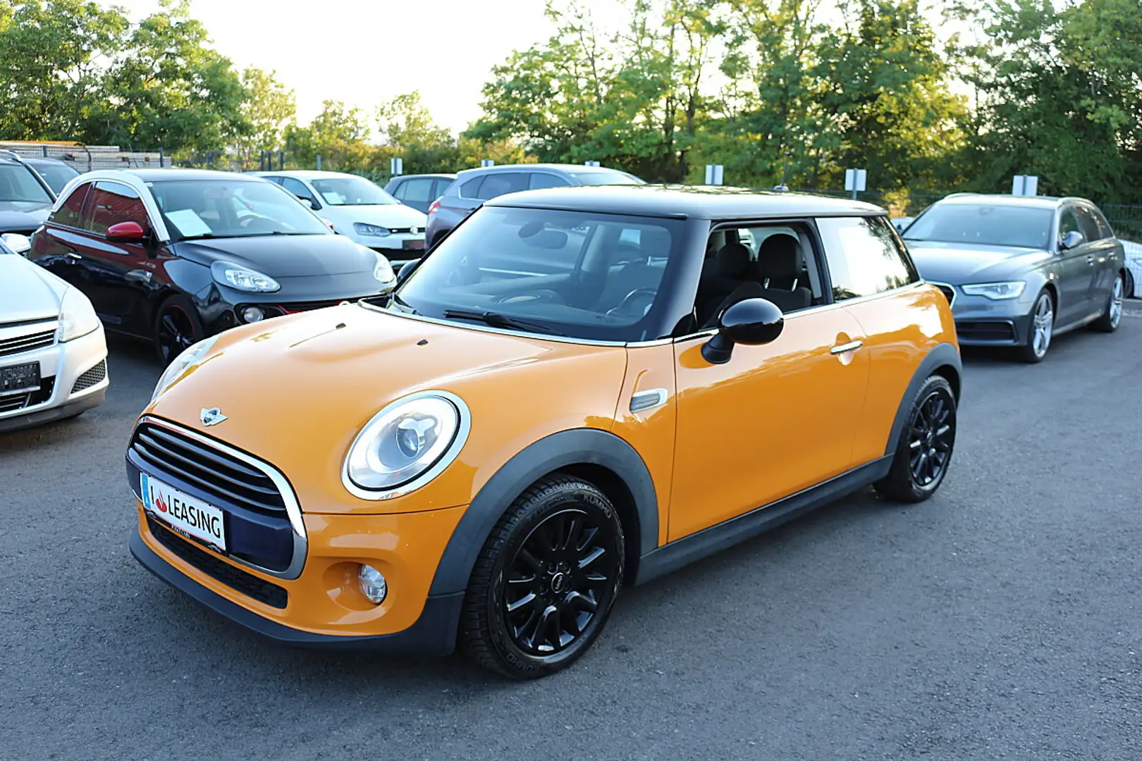 MINI Cooper MINI Hatch Cooper Orange - 2