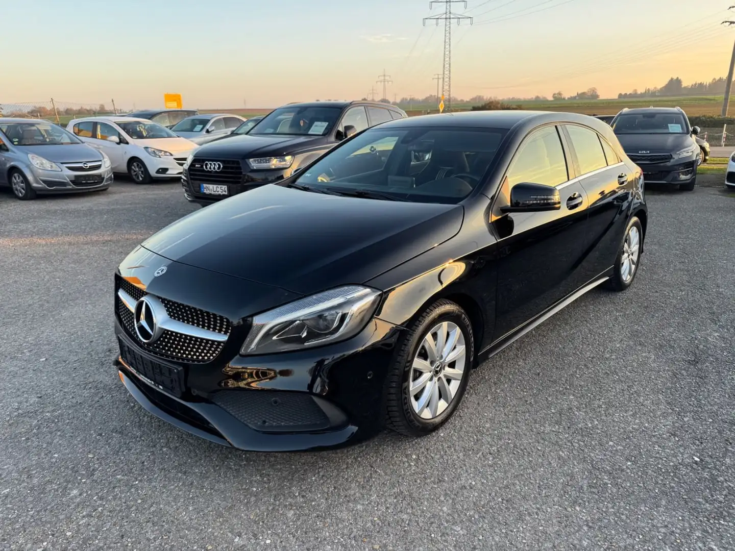 Mercedes-Benz A 180 AMG-Line Auto.F1 LED Kamera Alcantara Navi Noir - 1