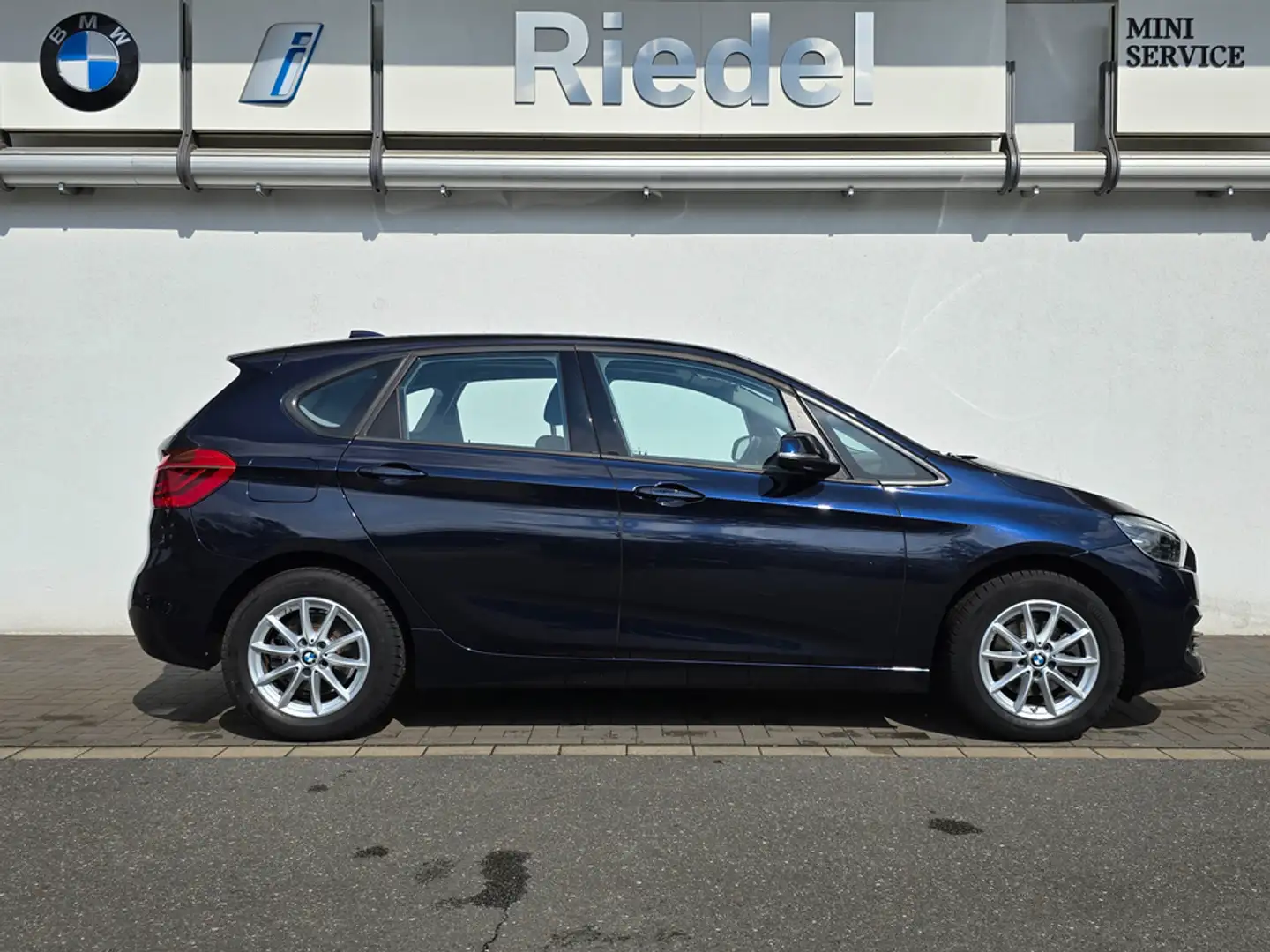 BMW 218 i Active Tourer Pano*adapLED*DA+*ACC*Navi*PDC Kék - 2