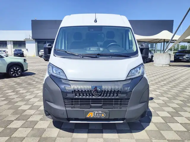Peugeot Boxer view 2