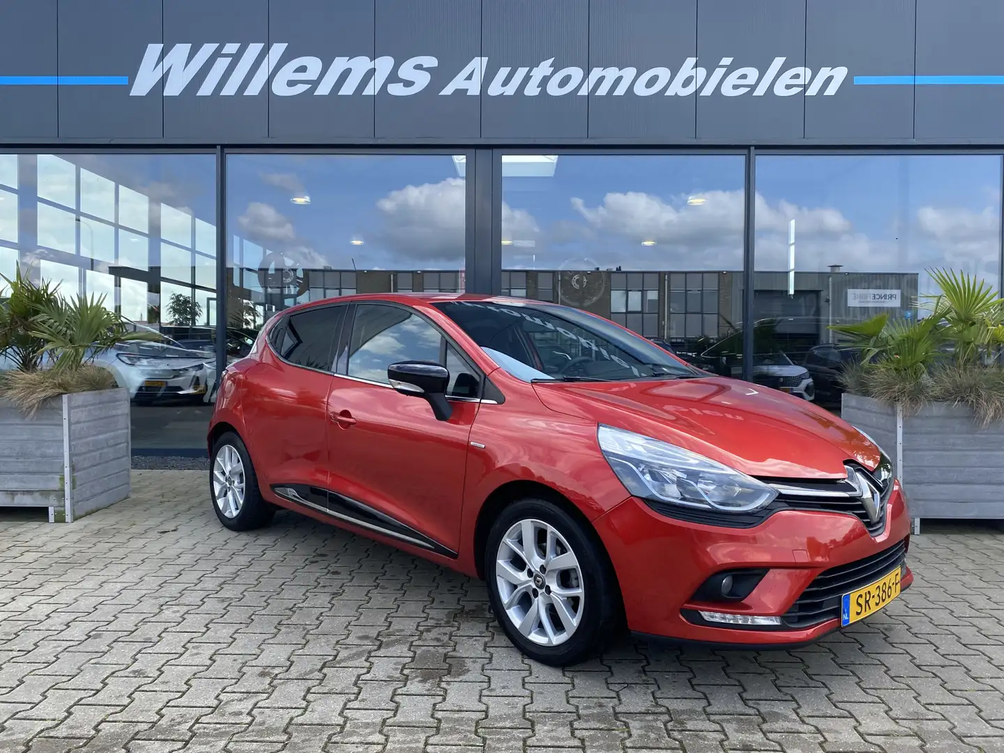 Renault Clio 0.9 TCe Limited Navigatie, Cruise Control & Airco Rood - 2