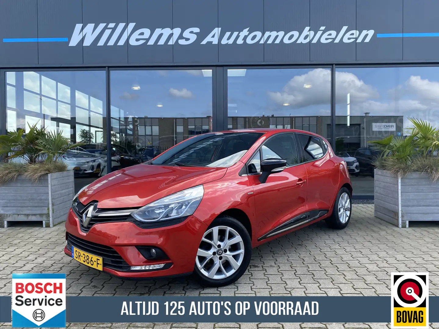 Renault Clio 0.9 TCe Limited Navigatie, Cruise Control & Airco Rood - 1
