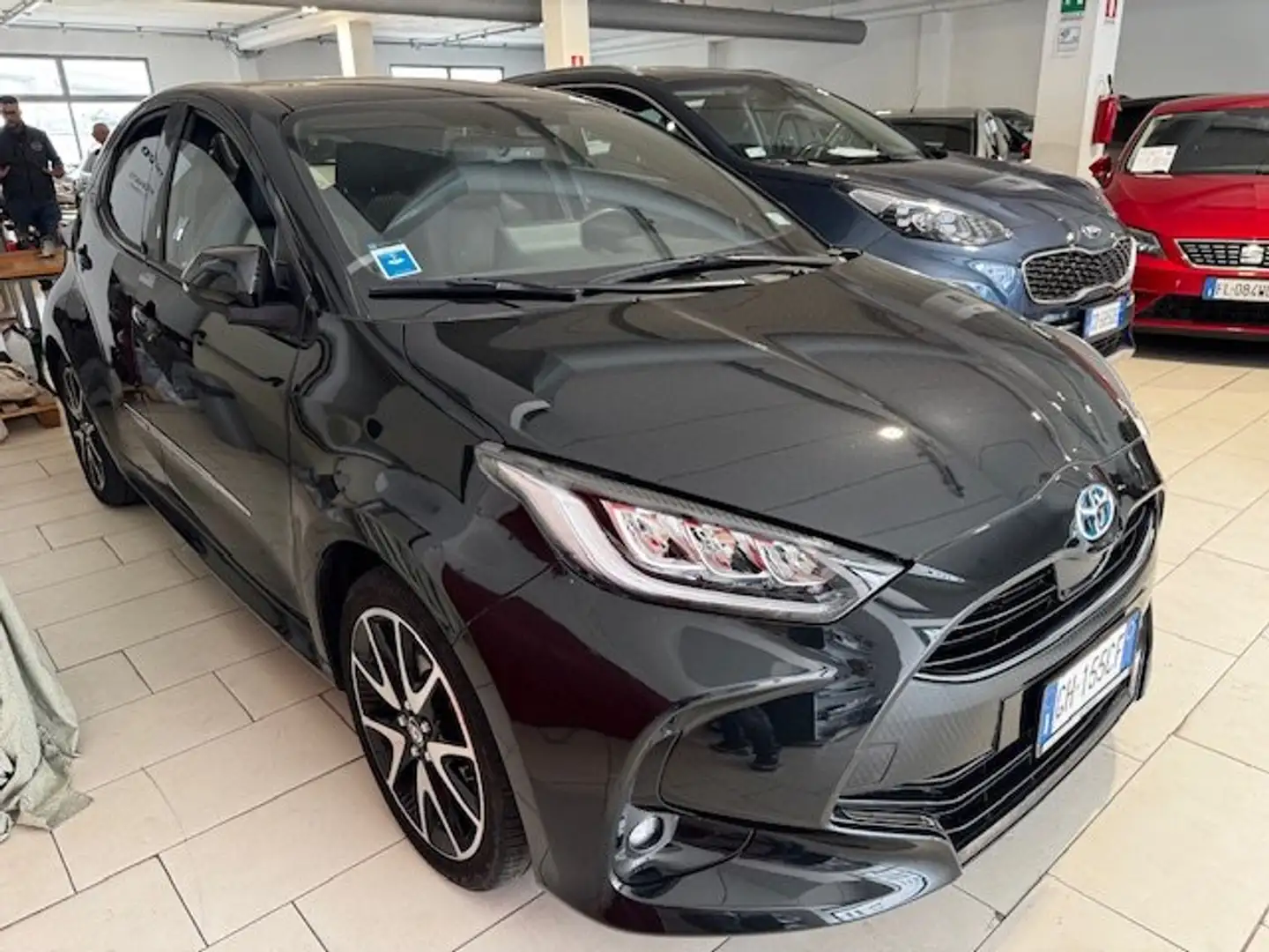 Toyota Yaris 1.5h Lounge Schwarz - 1
