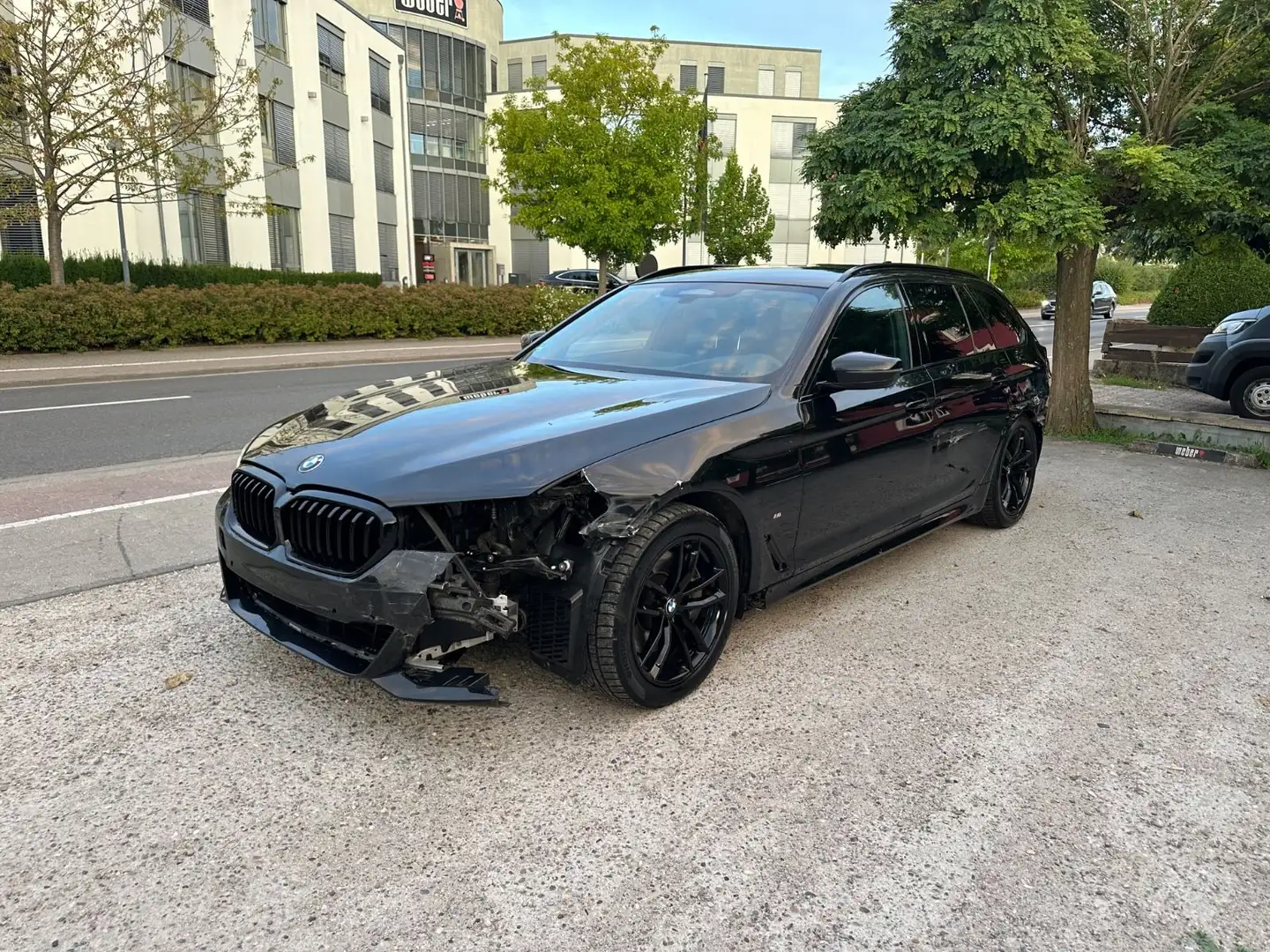 BMW 530 d xDrive M Sport*Navipro*LED*HUD*AHK*Kamera Schwarz - 1