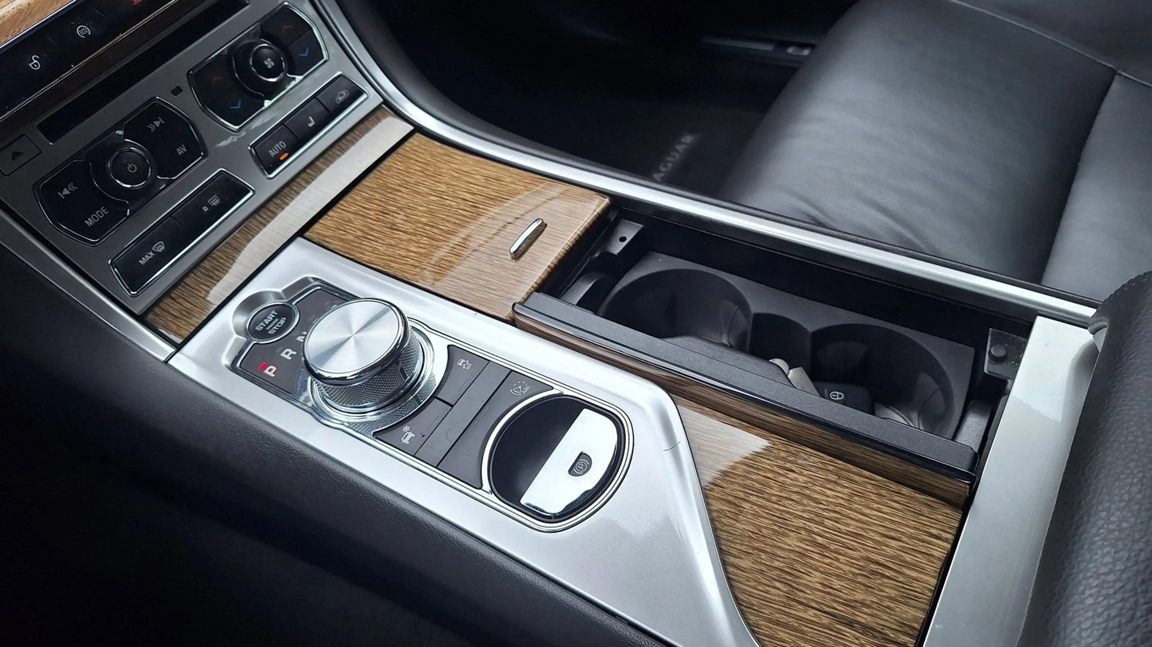 Jaguar XF Sportbrake 2.2D — photo 8